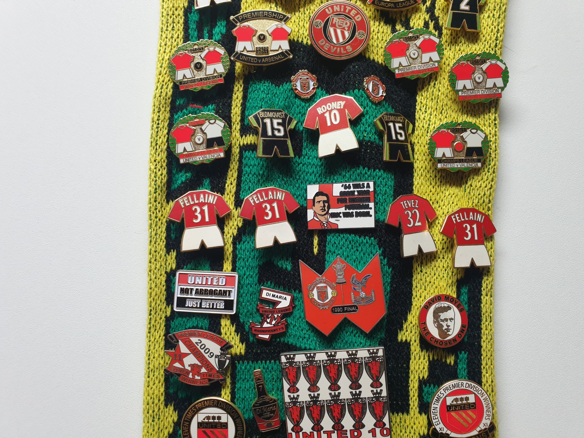 MANCHESTER UNITED SCARF CONTAINING APPROX 200 X PIN BADGES IE SIR ALEX FERGUSON WAY, CANTONA 7, - Image 3 of 8