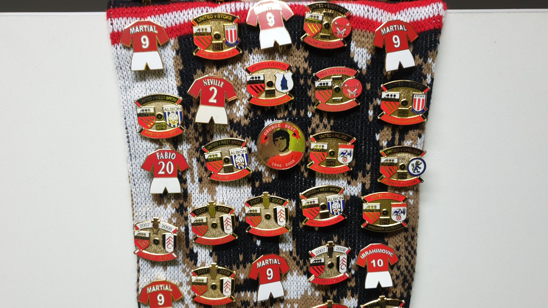 MANCHESTER UNITED SCARF CONTAINING APPROX 220 X PIN BADGES IE FA CUP WINNERS 2004, RVP, UNITED V - Image 2 of 8