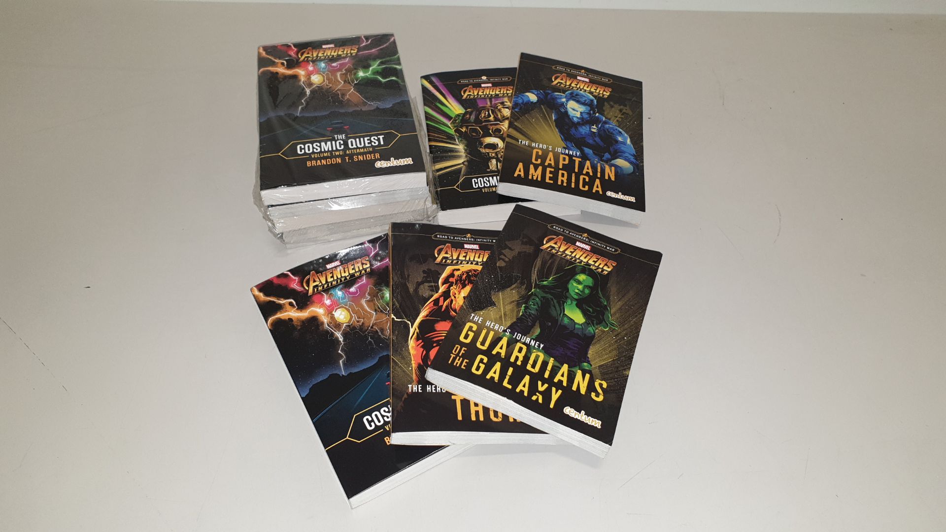 60 X PACKS OF 5 MARVEL AVENGERS INFINITY WAR NOVEL PACKS (3OO INDIVIDUAL BOOKS) - CONTAINED IN 15