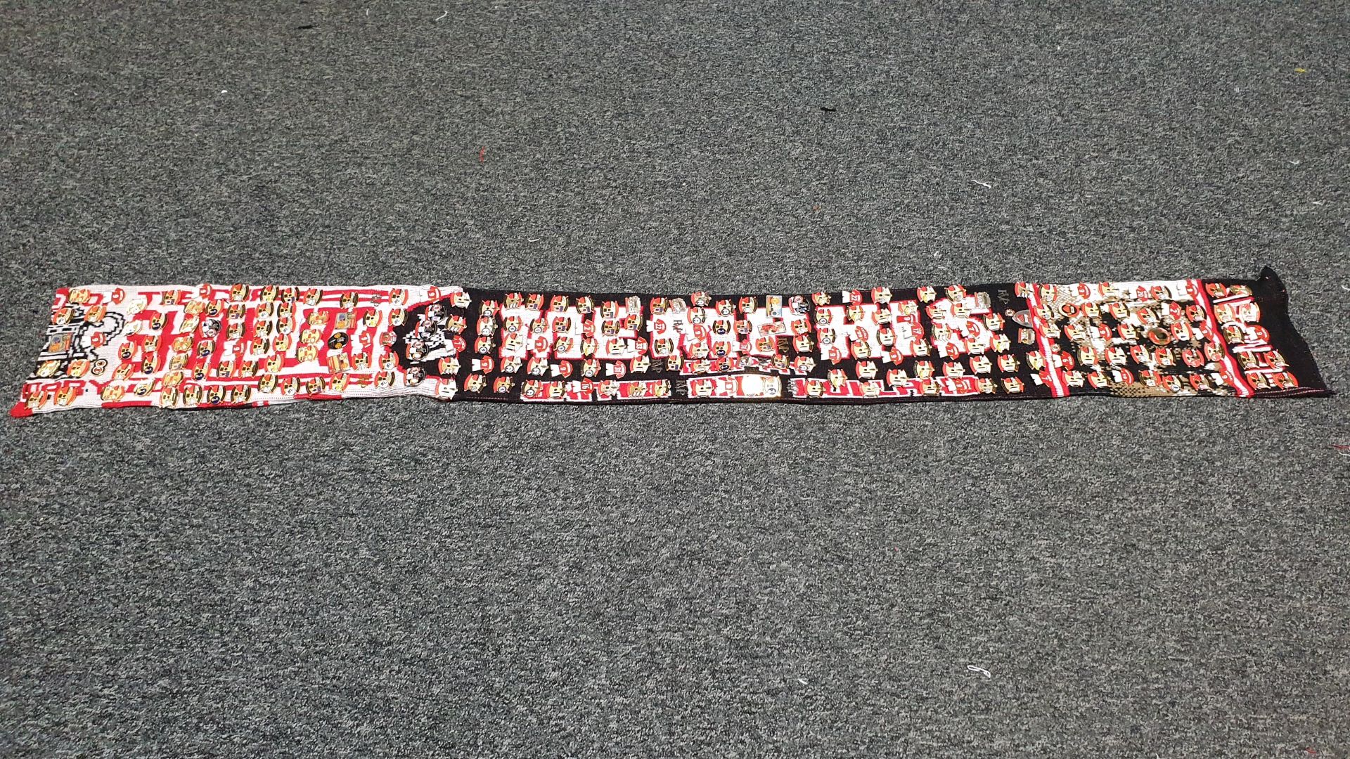 MANCHESTER UNITED SCARF CONTAINING APPROX 220 X PIN BADGES IE FA CUP WINNERS 2004, RVP, UNITED V