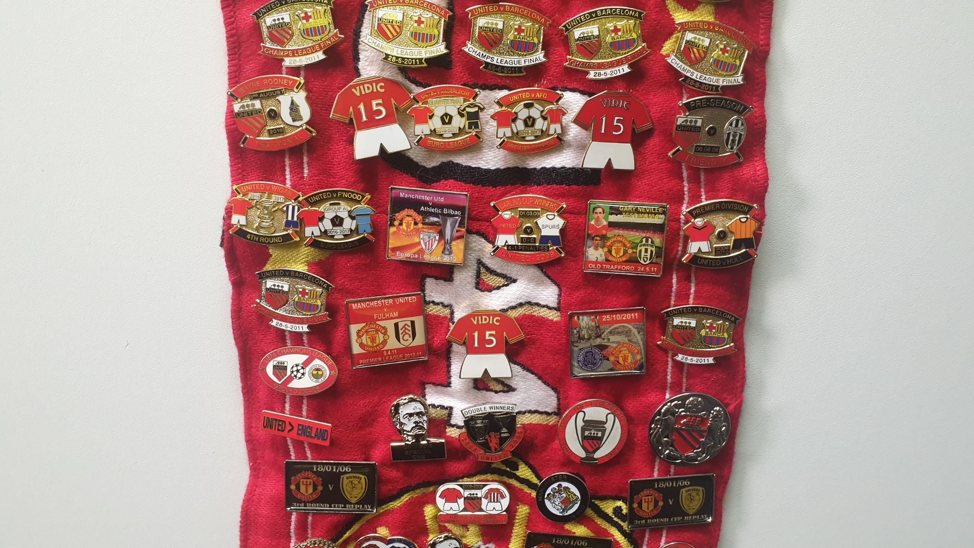 MANCHESTER UNITED SCARF CONTAINING APPROX 282 X PINBADGES IE UNITED SPECIAL ONE, CHAMPIONS LEAGUE - Image 6 of 8