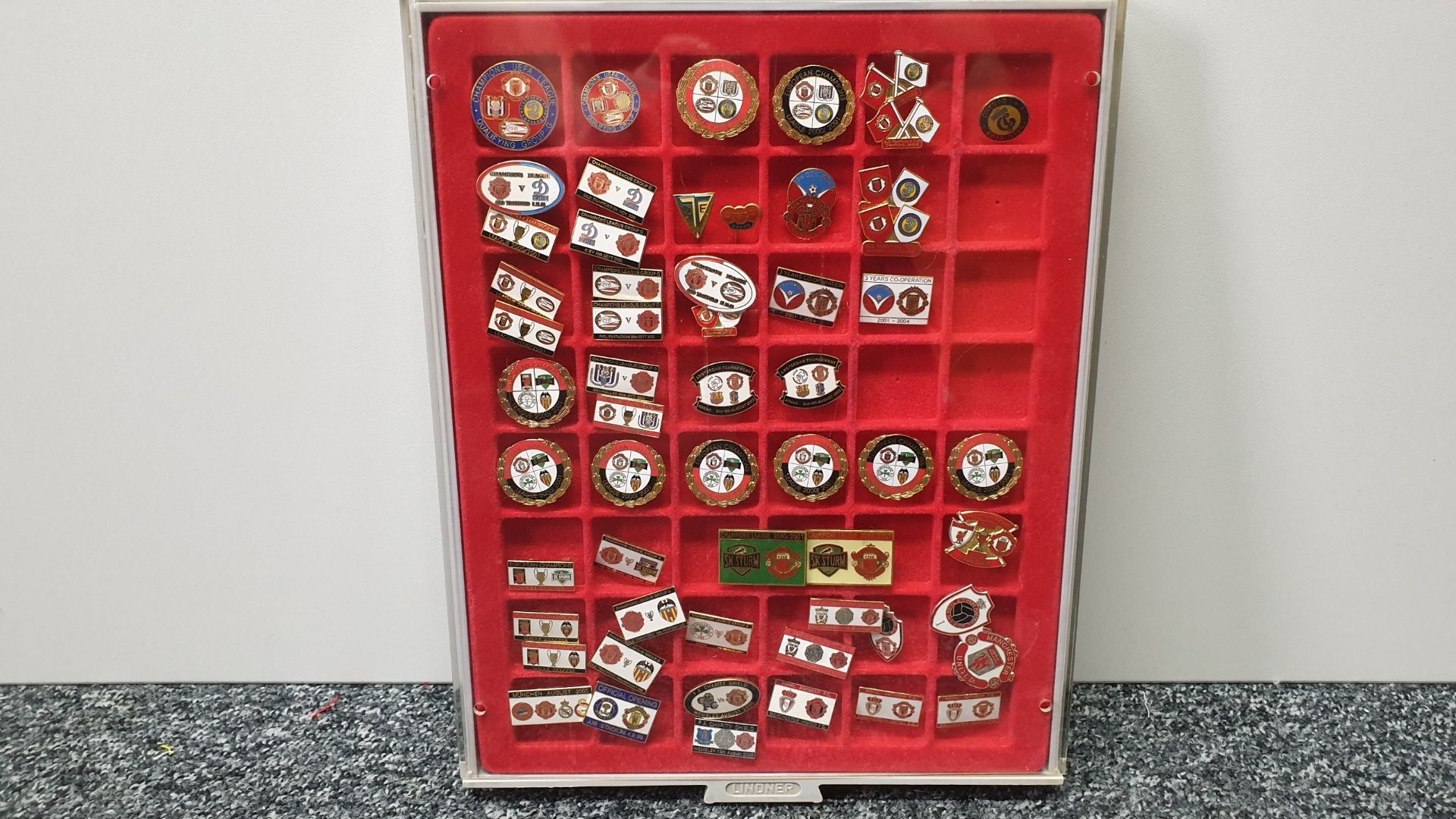 DISPLAY BOX CONTAINING 55 X MANCHESTER UNITED PINBADGES IE EUROPEAN CHAMPIONS LEAGUE 2000/2001,