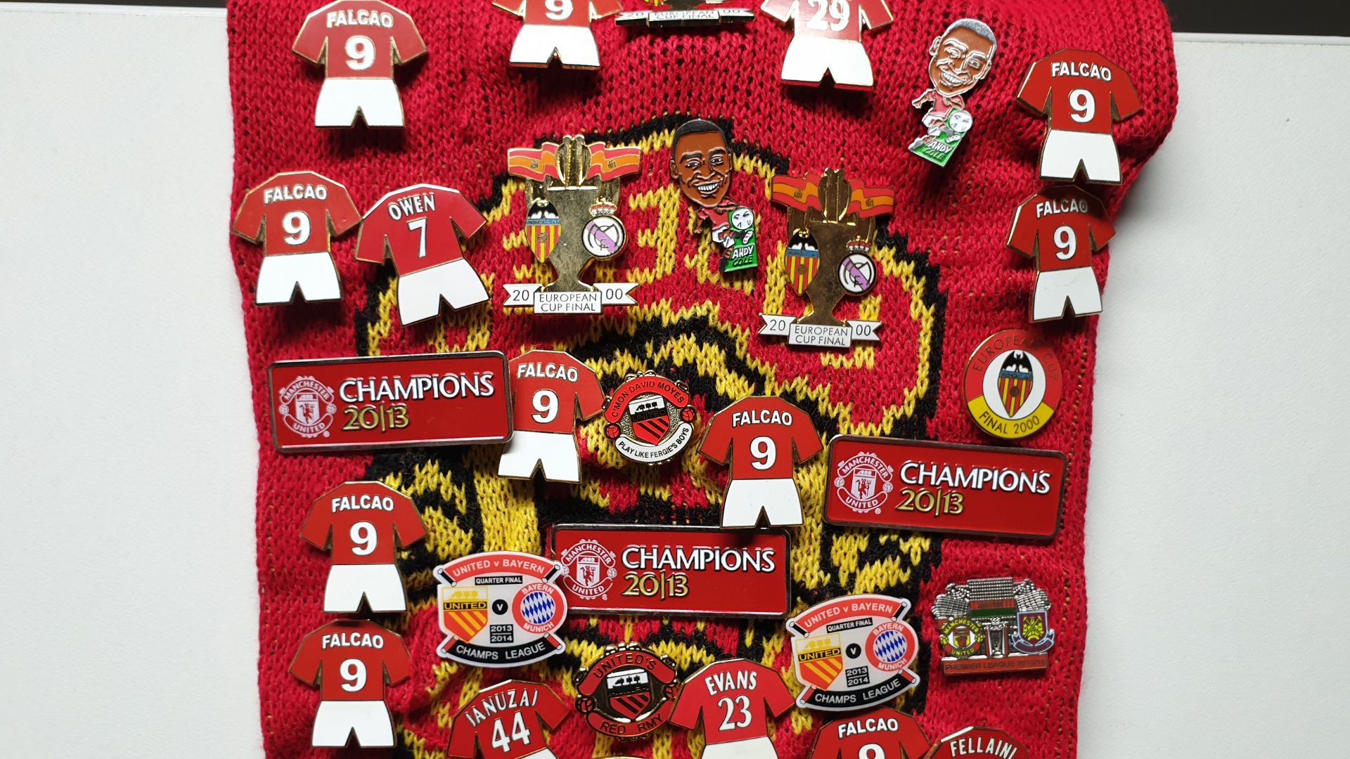 MANCHESTER UNITED SCARF CONTAINING APPROX 210 X PIN BADGES IE CHAMPIONS 2013, 2008 MANCS IN - Image 2 of 8