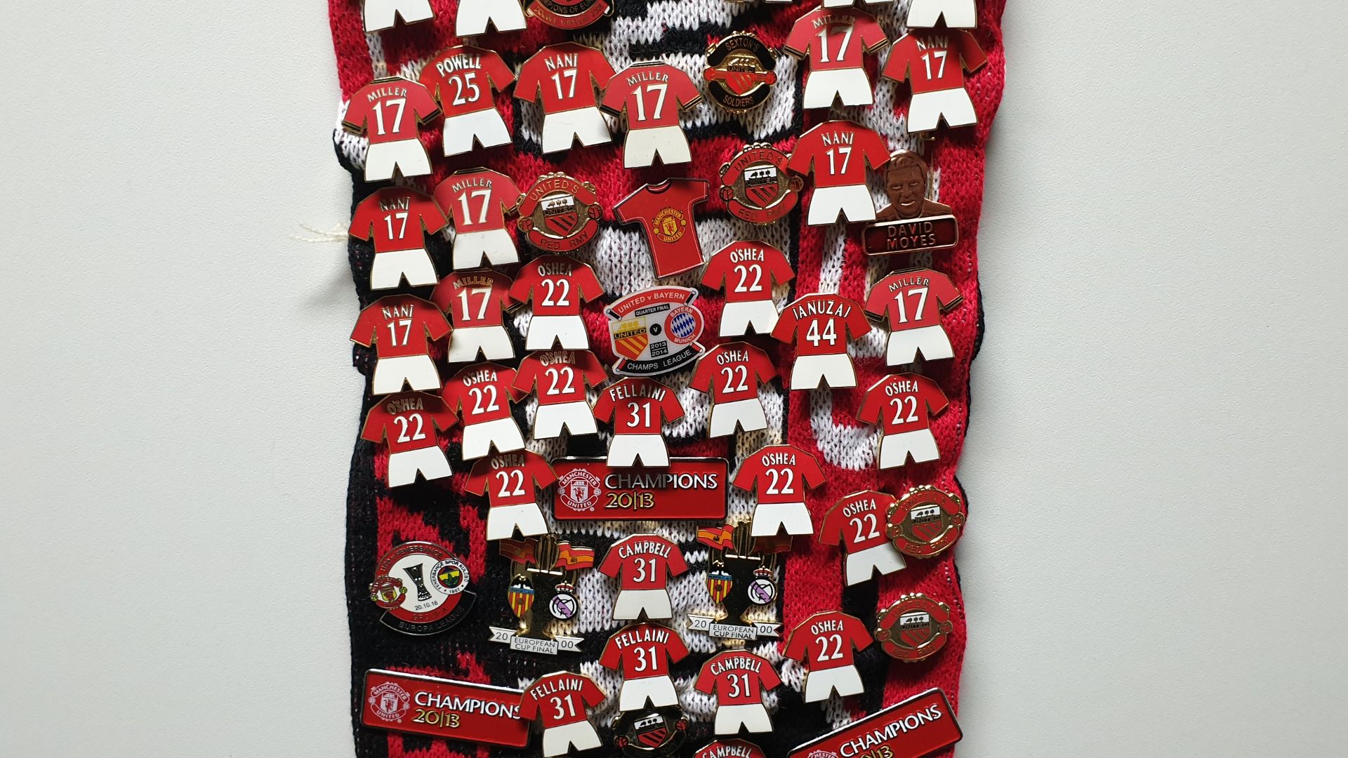 MANCHESTER UNITED SCARF CONTAINING APPROX 210 X PIN BADGES IE CHAMPIONS 2013, 2008 MANCS IN - Image 6 of 8