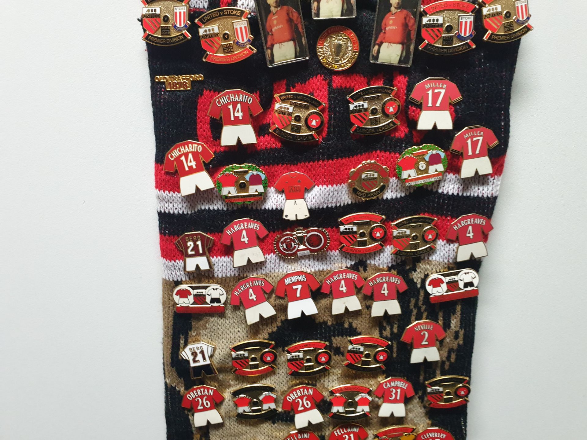 MANCHESTER UNITED SCARF CONTAINING APPROX 200 X PIN BADGES IE SIR ALEX FERGUSON WAY, CANTONA 7, - Image 6 of 8