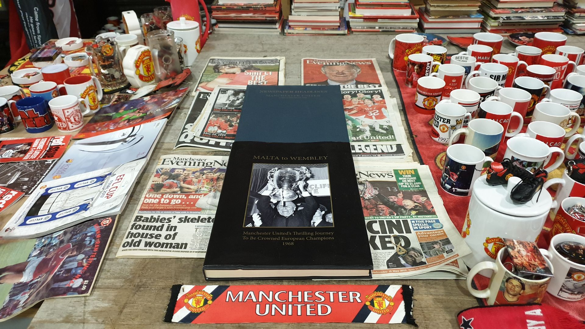 MANCHESTER UNITED LOT CONTAINING, MANCHESTER UNITED NEWSPAPER HEADLINES A HISTORY SINCE 1909,