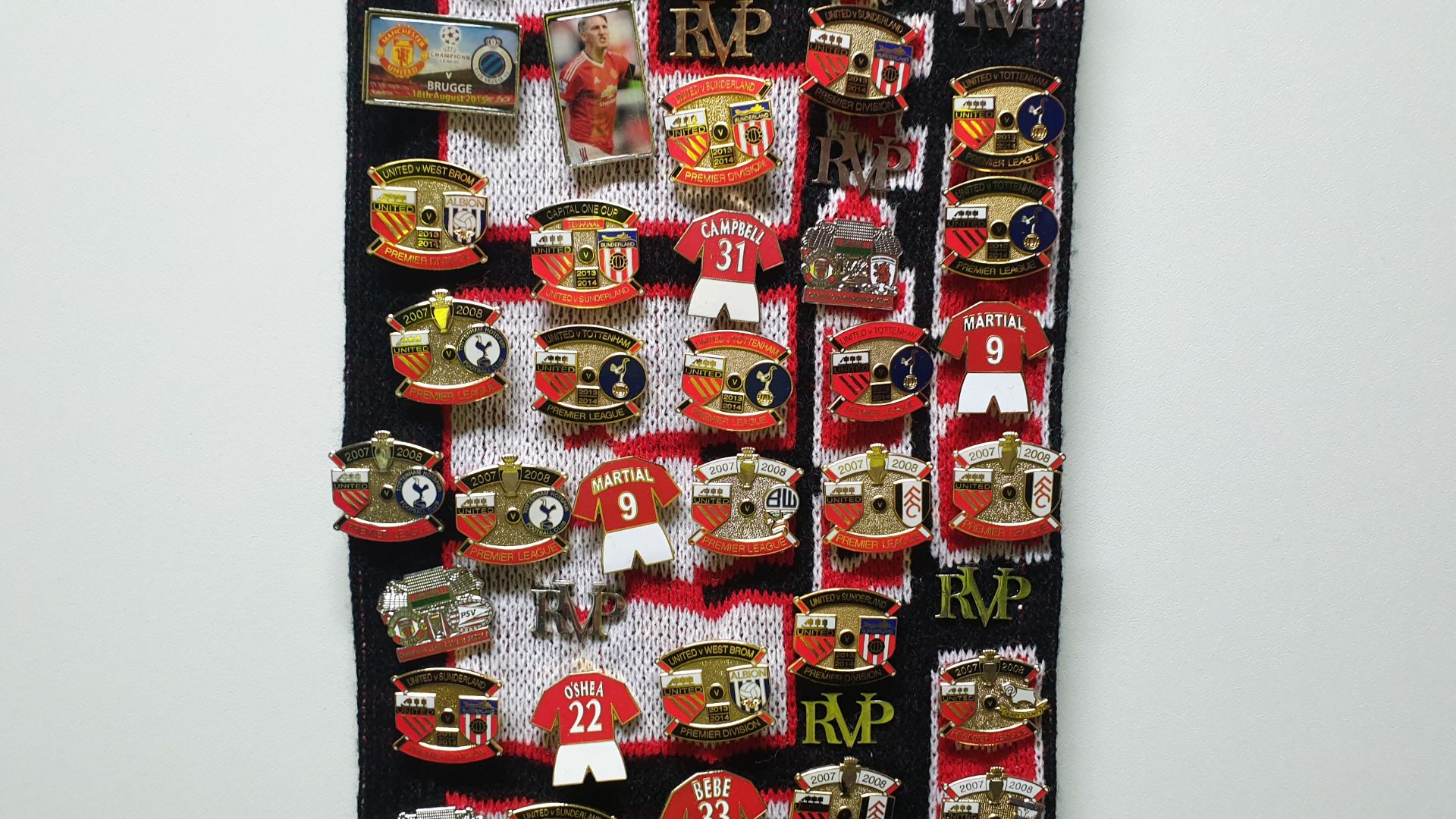 MANCHESTER UNITED SCARF CONTAINING APPROX 220 X PIN BADGES IE FA CUP WINNERS 2004, RVP, UNITED V - Image 5 of 8