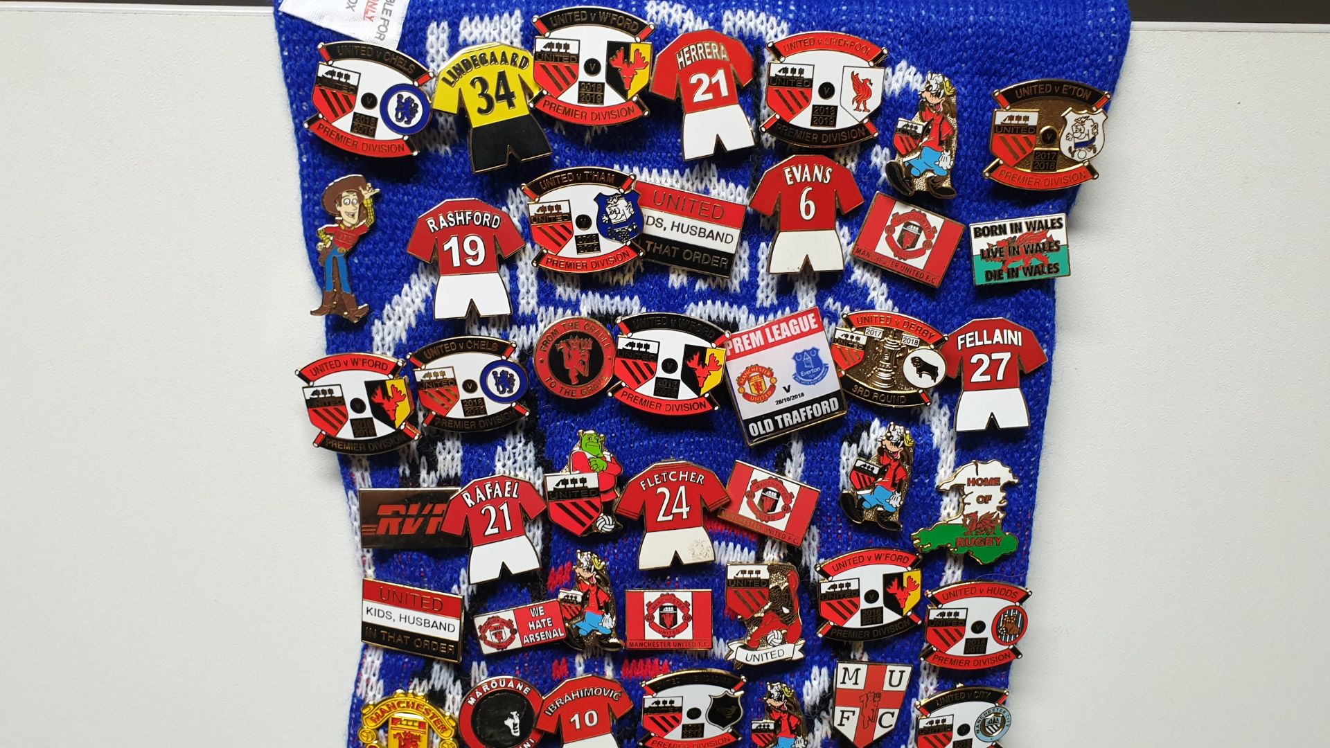 MANCHESTER UNITED SCARF CONTAINING APPROX 270 X PIN BADGES IE MUFC, UNITED KING KONG, BATTLE FOR - Image 2 of 8