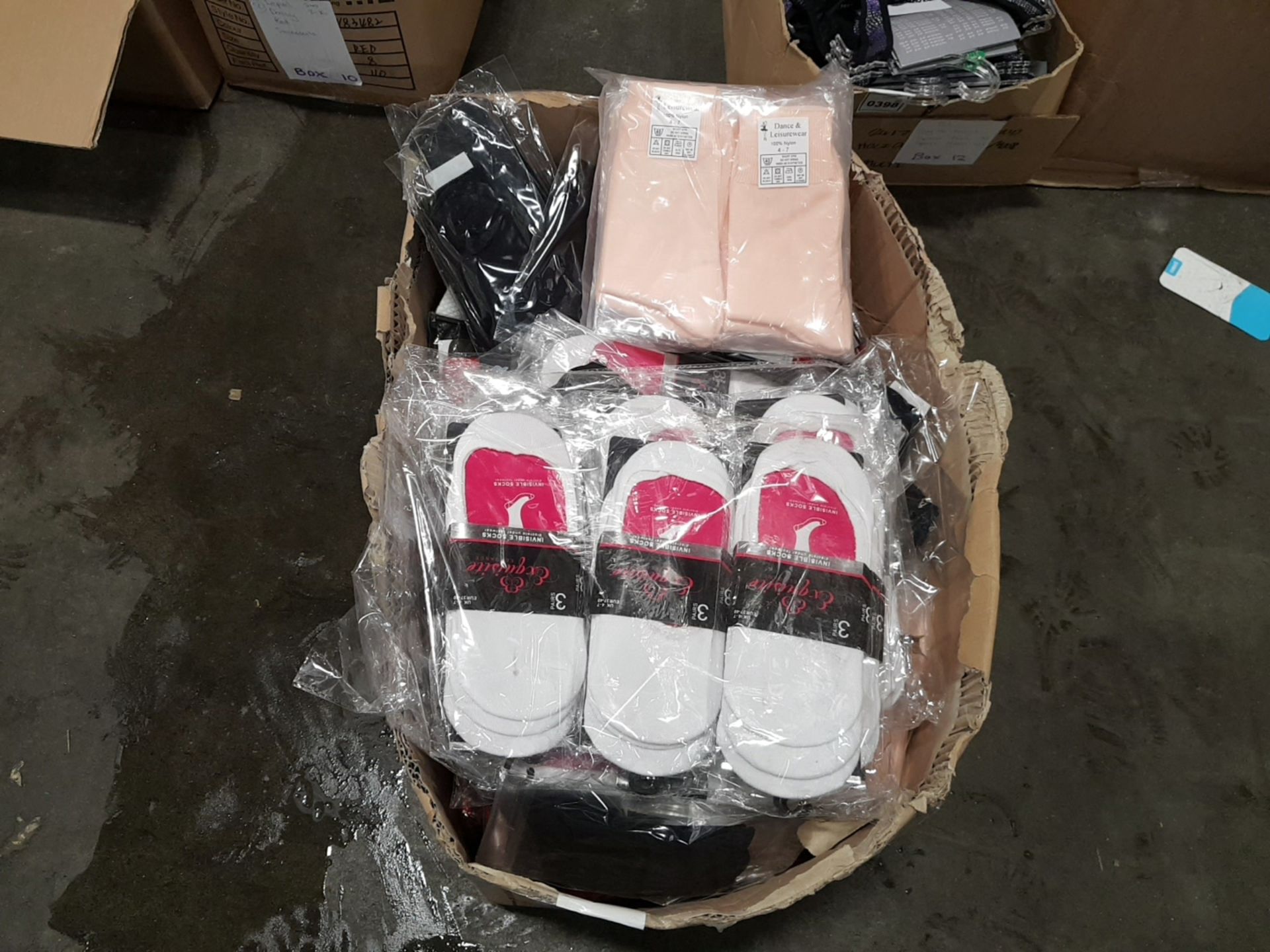 APPROX 280 X BRAND NEW PACKAGED ASSORTED LEG/FOOTWEAR LOT CONTAINING SOCKS, TIGHTS, FISHNETS,