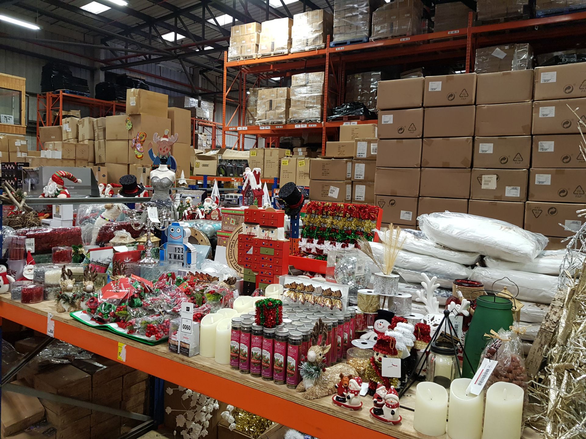 APPROX 225+ PIECE ASSORTED BRAND NEW PREMIER CHRISTMAS LOT CONTAINING VARIOUS SCENTICLES, LED