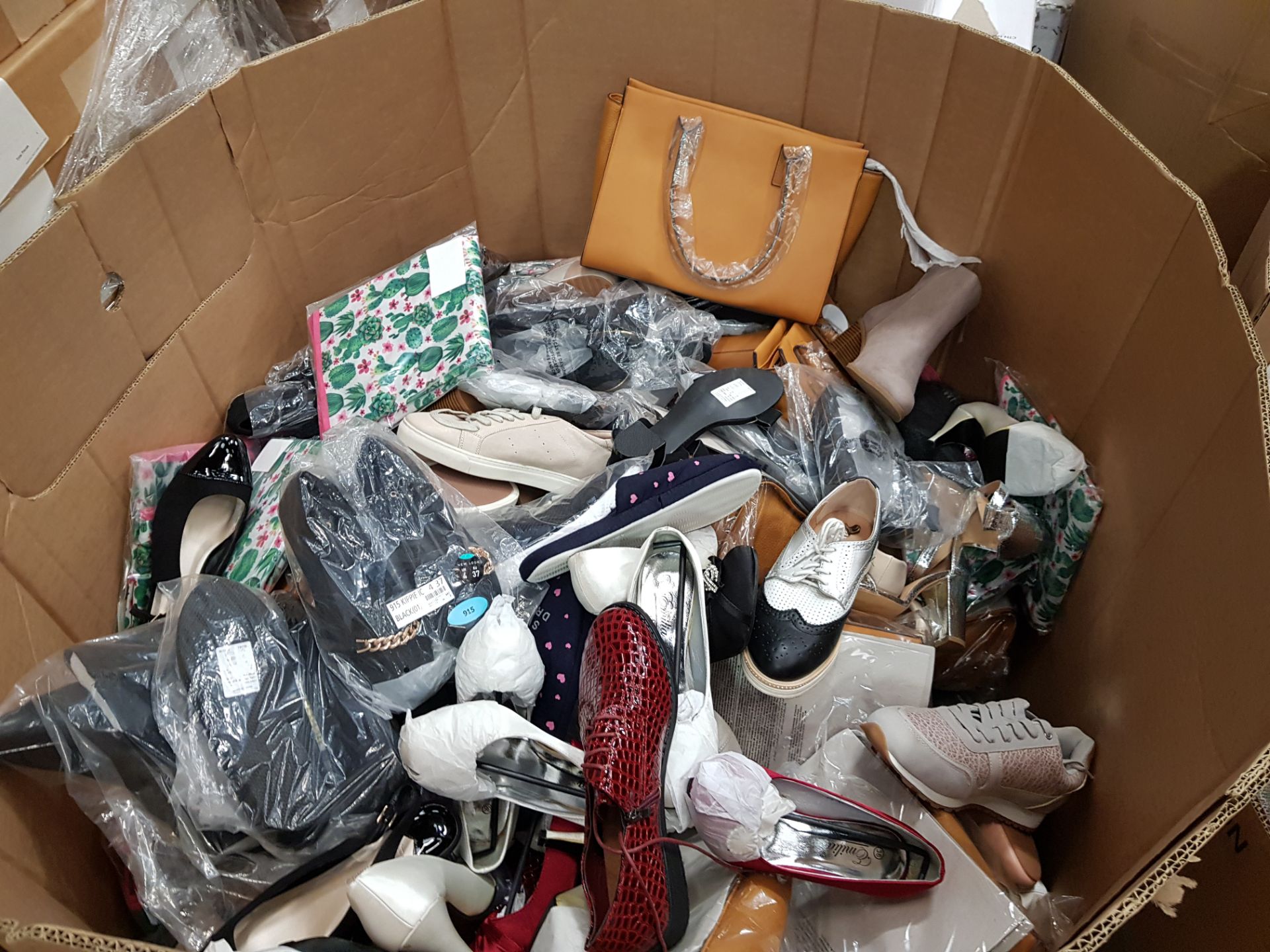 3/4 OF A PALLET OF AVON HANDBAGS AND PAIRS OF SHOES IN VARIOUS STYLES AND SIZES