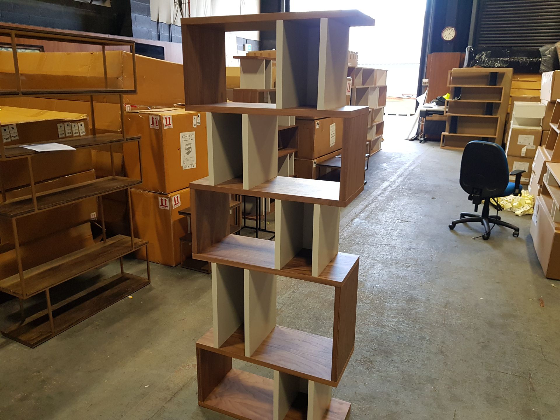 1 X BRAND NEW (TERENCE CONRAN) COUNTER BALANCE ALCOVE SHELVING IN WALNUT/PEBBLE