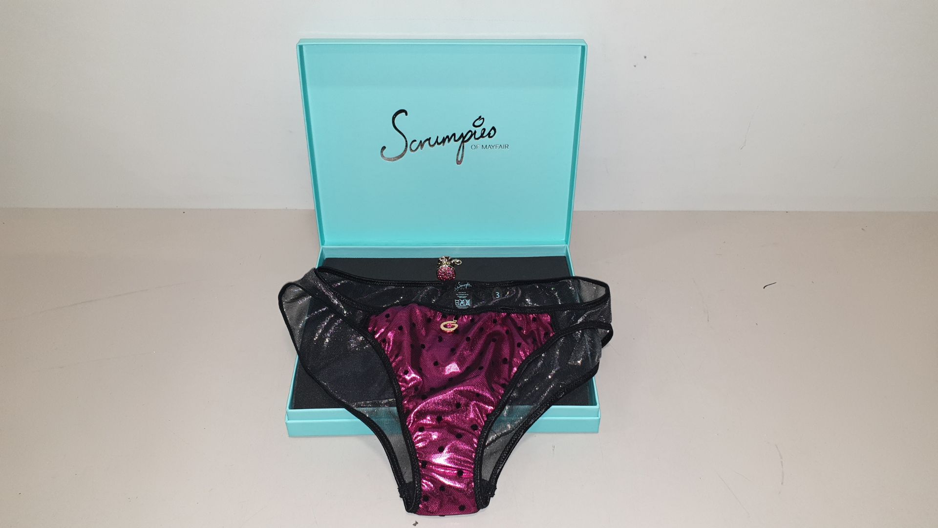 50 X SCRUMPIES OF MAYFAIR GARDEN PINK LADY TANGA BRIEFS - SIZES 8-16 (1-5) WITH BAG OF 50 CHARMS AND