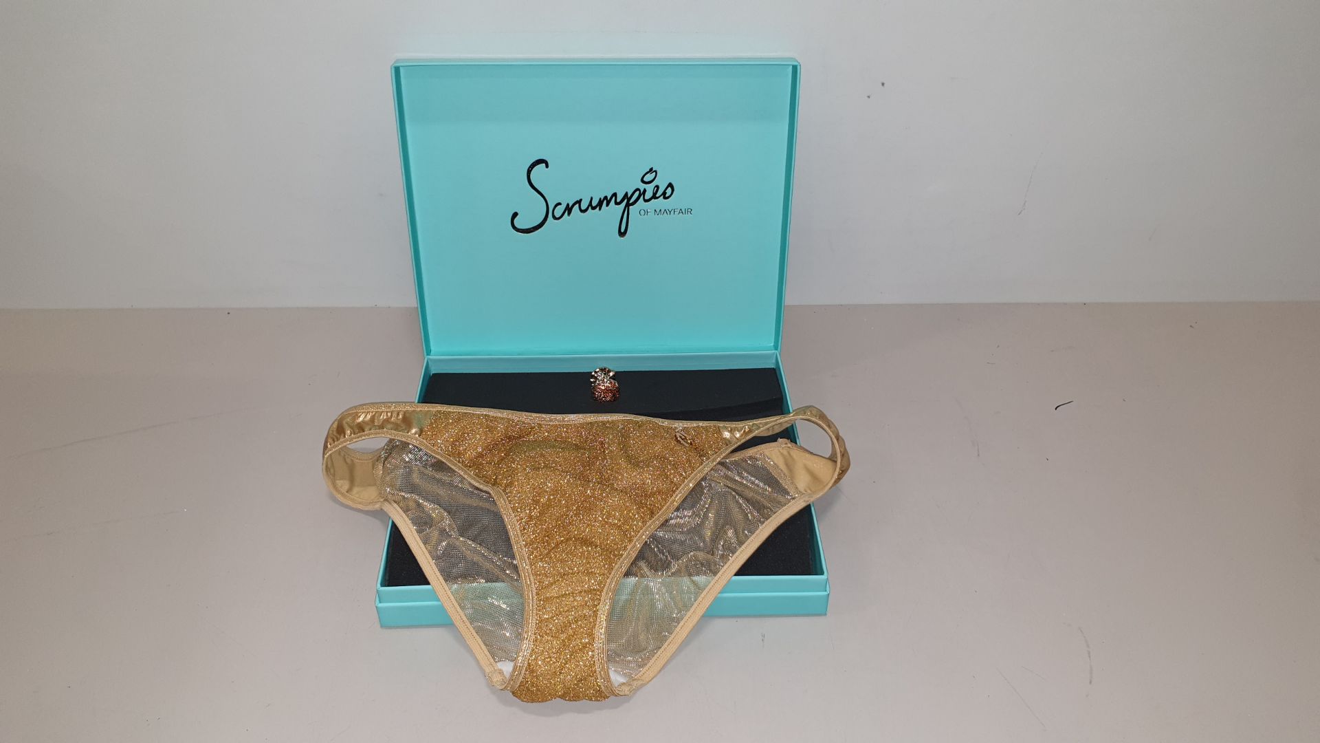 50 X SCRUMPIES OF MAYFAIR GOLDEN DELICIOUS TANGA BRIEFS - SIZES 8-16 (1-5) WITH BAG OF 50 CHARMS AND
