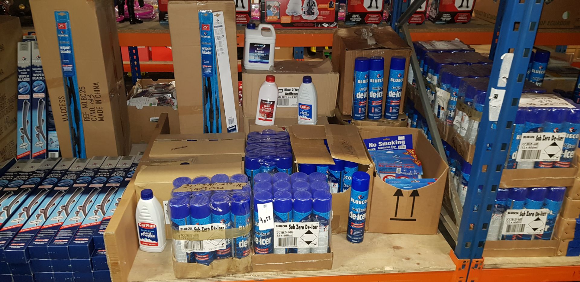 APPROX 200 X MIXED AUTOMOBILE ACESSORIE'S TO INCLUDE - (BLUE COL) SUB ZERO DE-ICER, (BLUE COL)