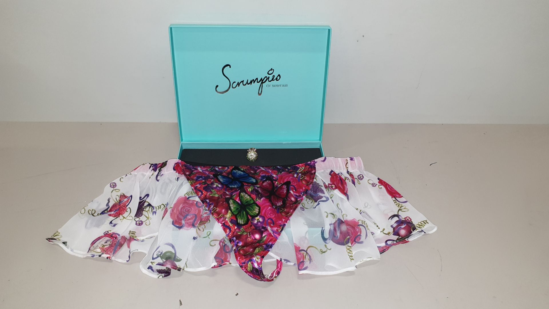 50 X SCRUMPIES OF MAYFAIR GARDEN ROYALE SKIRTED THONGS - SIZES 8-16 (1-5) WITH BAG OF 50 CHARMS