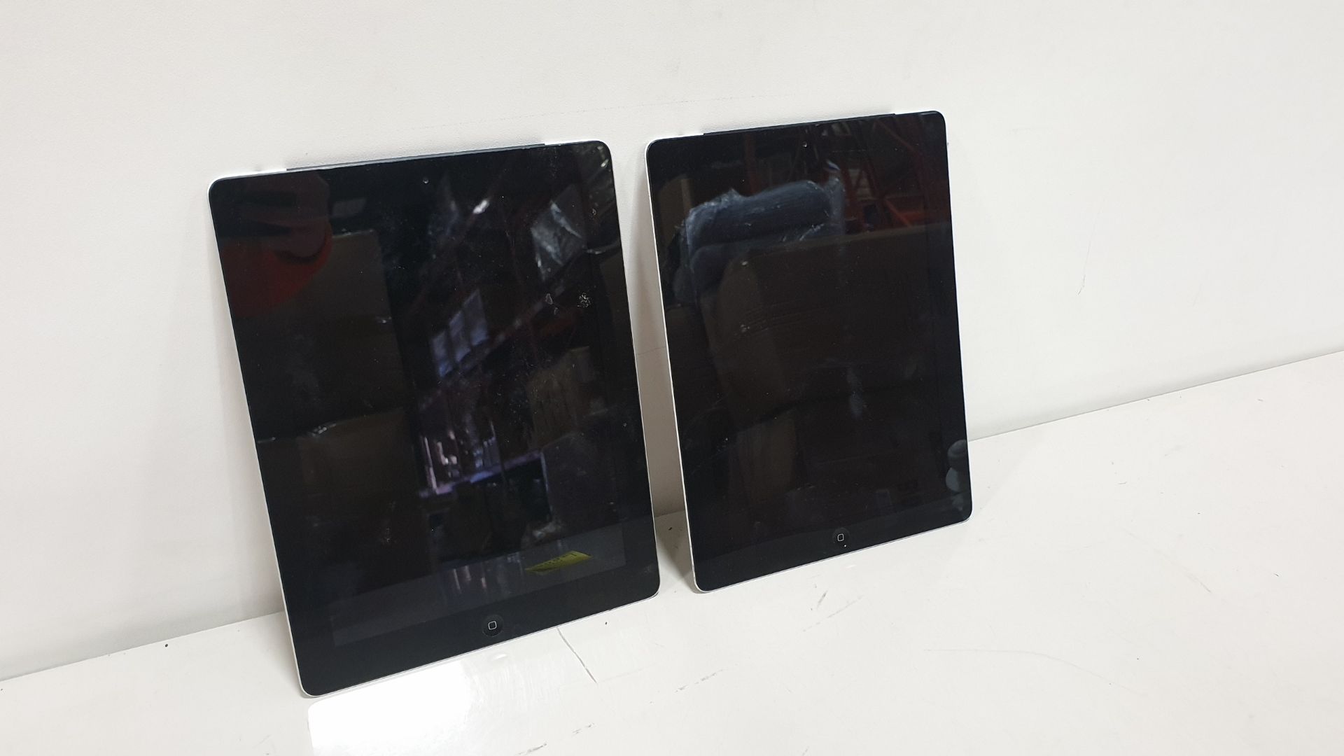 2 X APPLE IPADS IN BLACK AND SILVER 32GB AND 64GB STORAGE (LOCKED FOR SPARES ONLY)