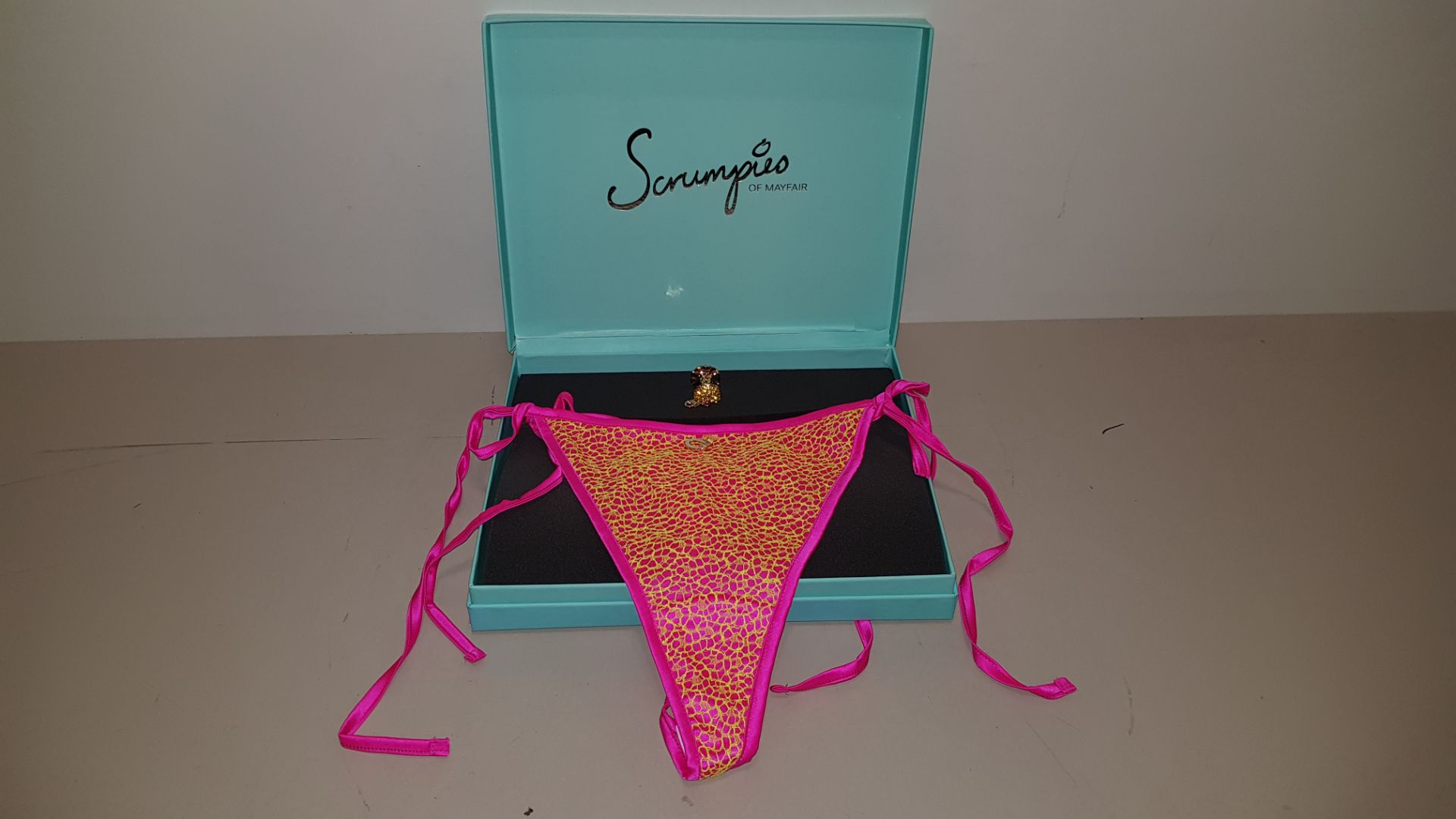 50 X SCRUMPIES OF MAYFAIR CANDY CRISP THONGS - SIZES 8-16 (1-5) 10 OF EACH WITH BAG OF 50 CHARMS AND