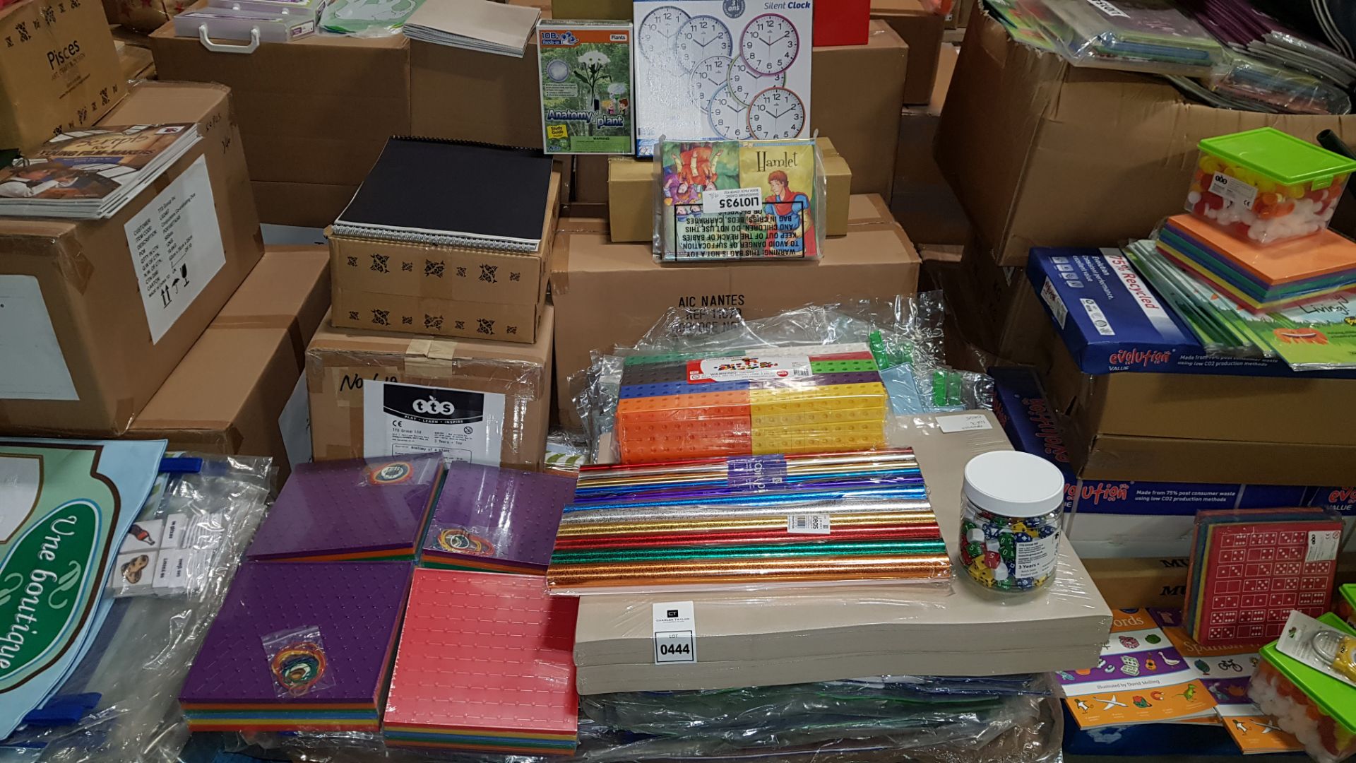 FULL PALLET CONTAINING BRAND NEW ASSORTED EDUCATIONAL/STATIONERY EQUIPMENT IE 1000 LINKING CUBES