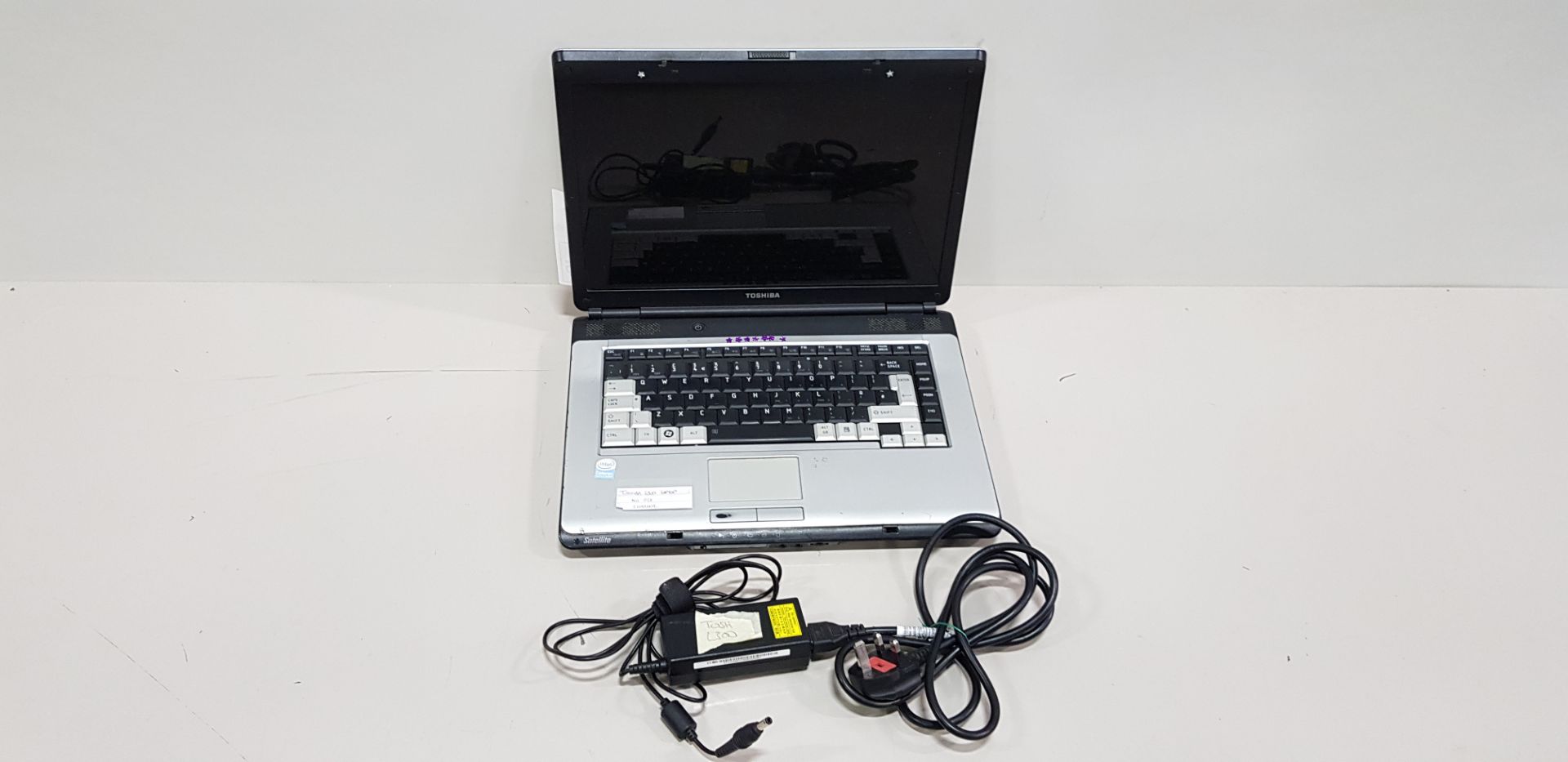 TOSHIBA L30 LAPTOP NO O/S INCLUDES CHARGER