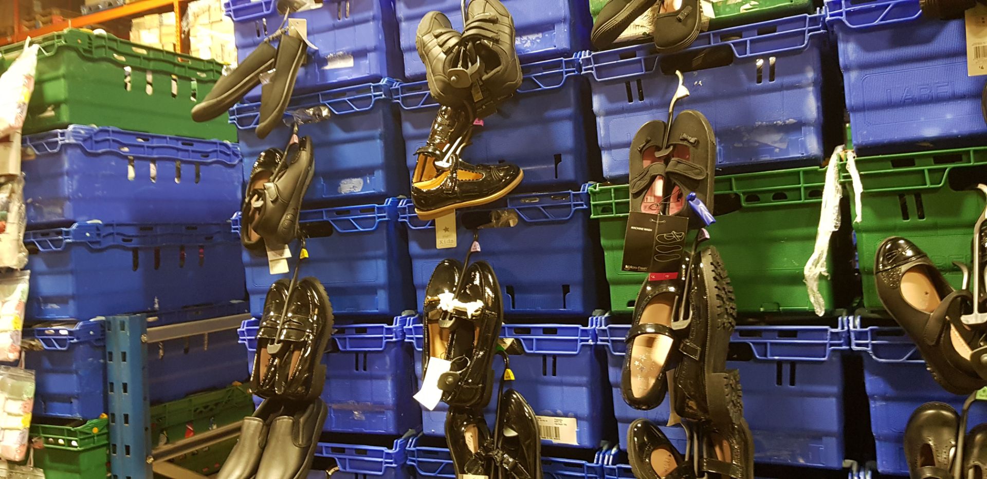 £600-£700 RETAIL PRICED BRAND NEW CHILDRENS SHOES & FOOTWEAR (MAINLY BLACK) - AVERAGE 12 PRS/TRAY.
