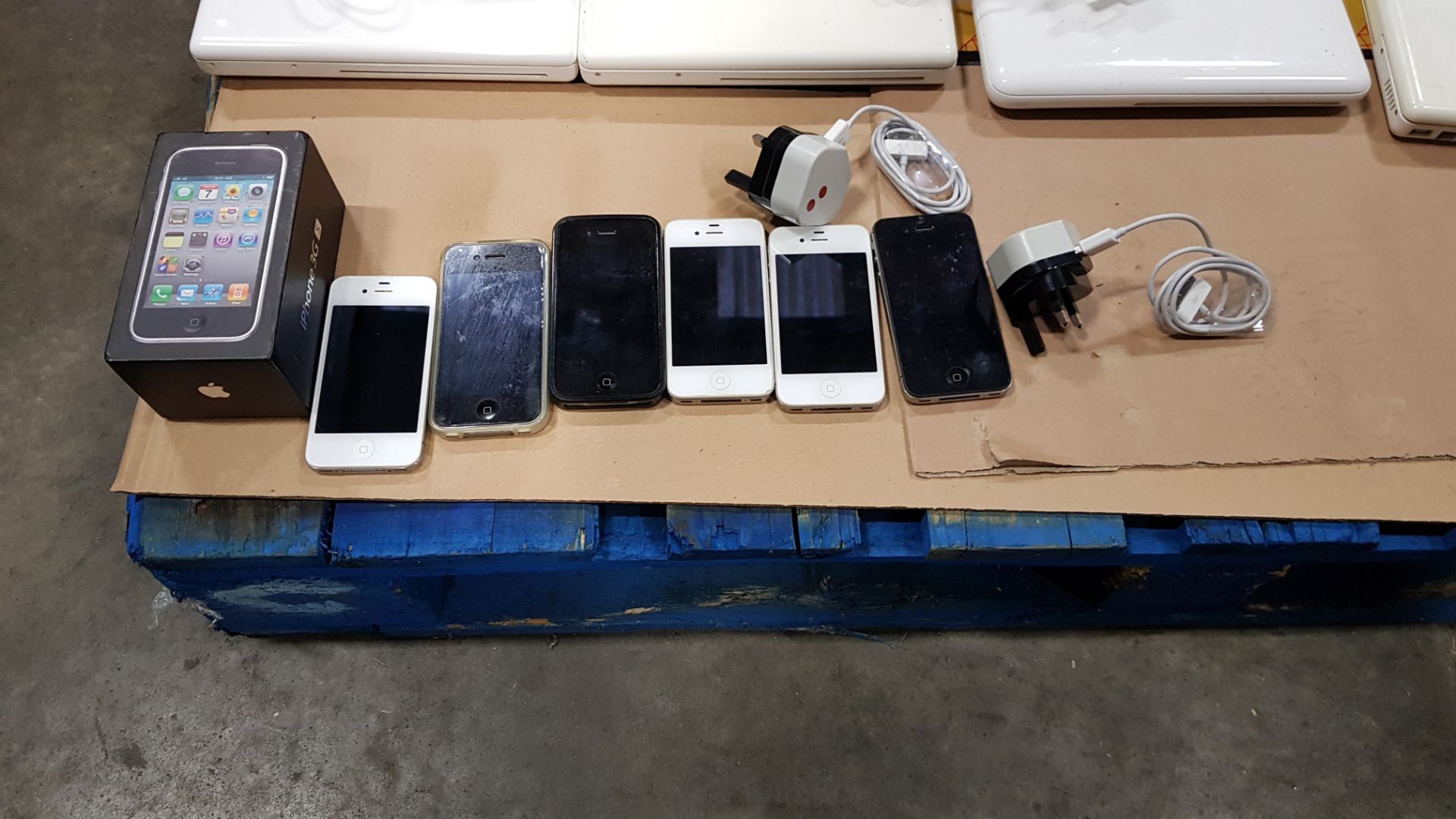 7 X APPLE IPHONES IN BLUE, WHITE AND BLACK (FACTORY RESET( WITH 2 CHARGERS)