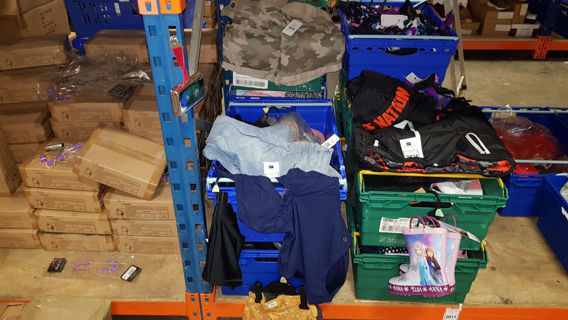 £500 MIN RETAIL PRICED BRAND NEW CHILDRENS CLOTHING IN VARIOUS AGES - NOTE SIMPLE MAGNETIC