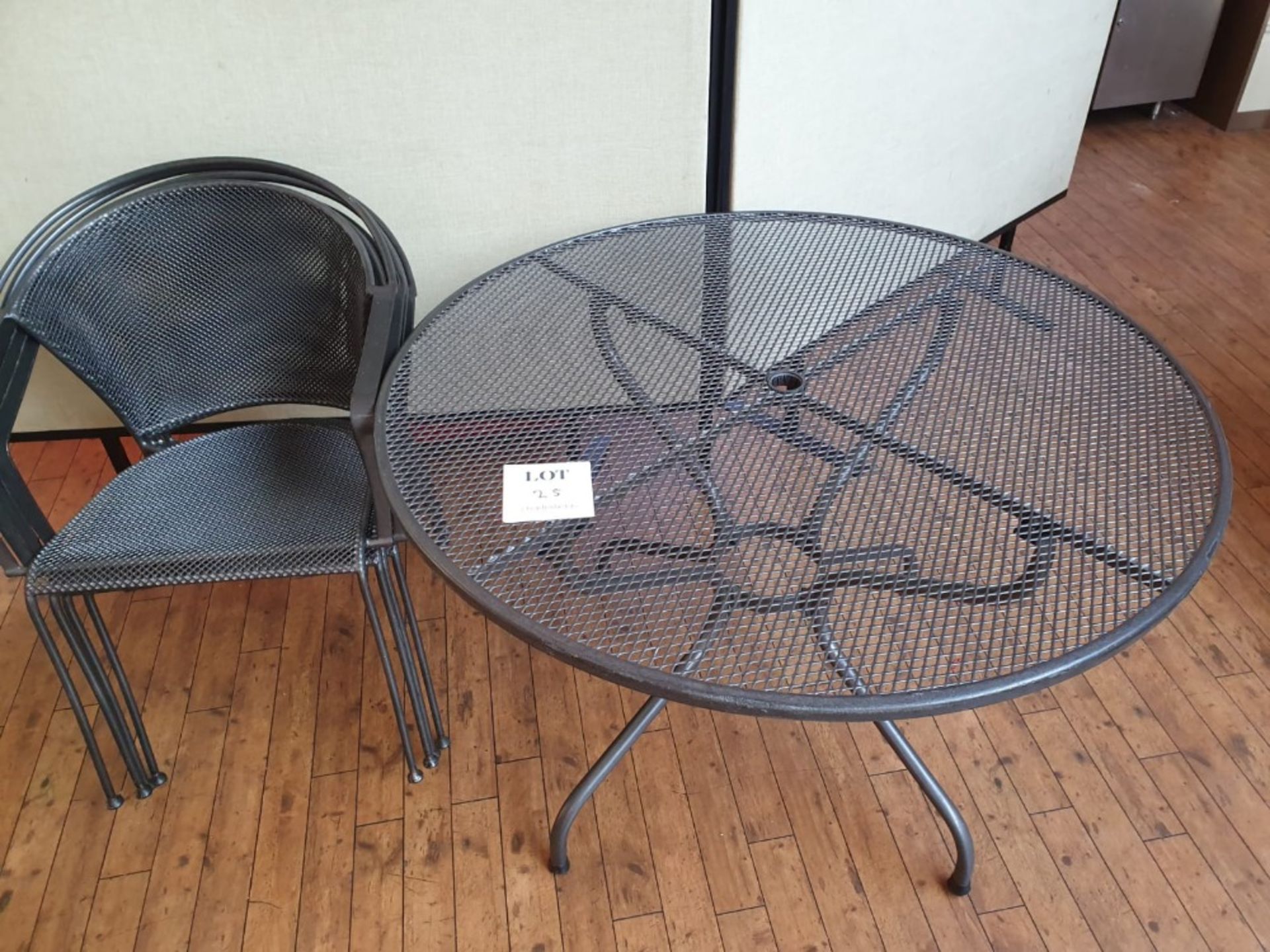 Circular metal table 1,050mm diameter with 4 metal chairs