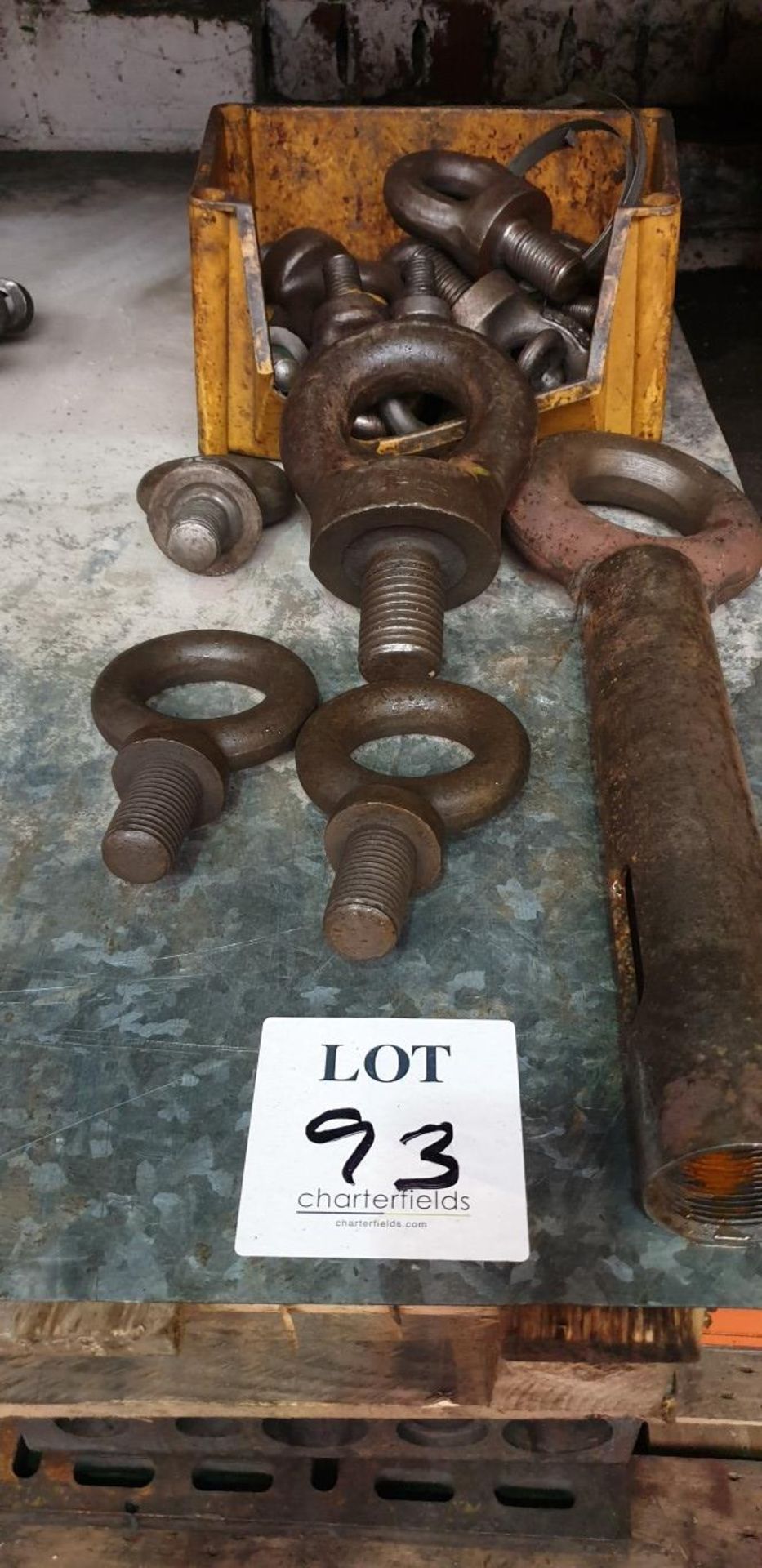 Quantity of lifting eye bolts