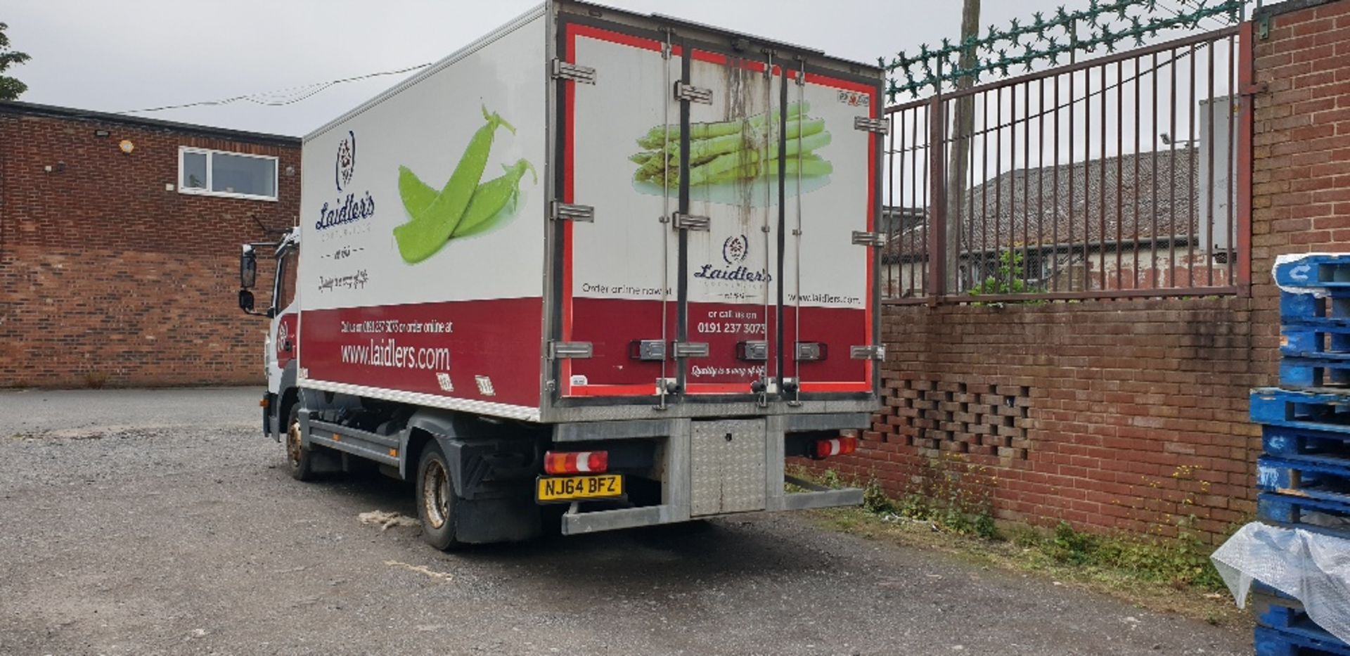 Mercedes Atego 816 7.5 tonne twin axle automatic temperature controlled box van with bifold double - Image 3 of 4