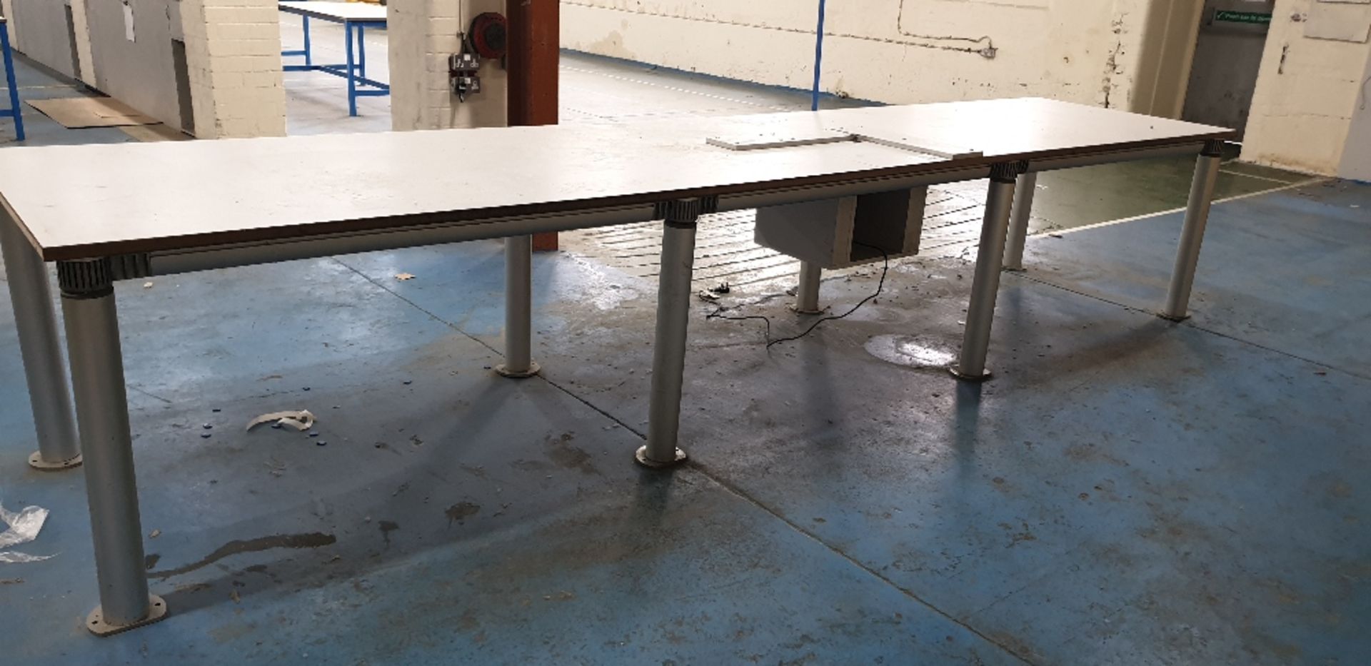 1000 x 4400 bench with tread under bench router