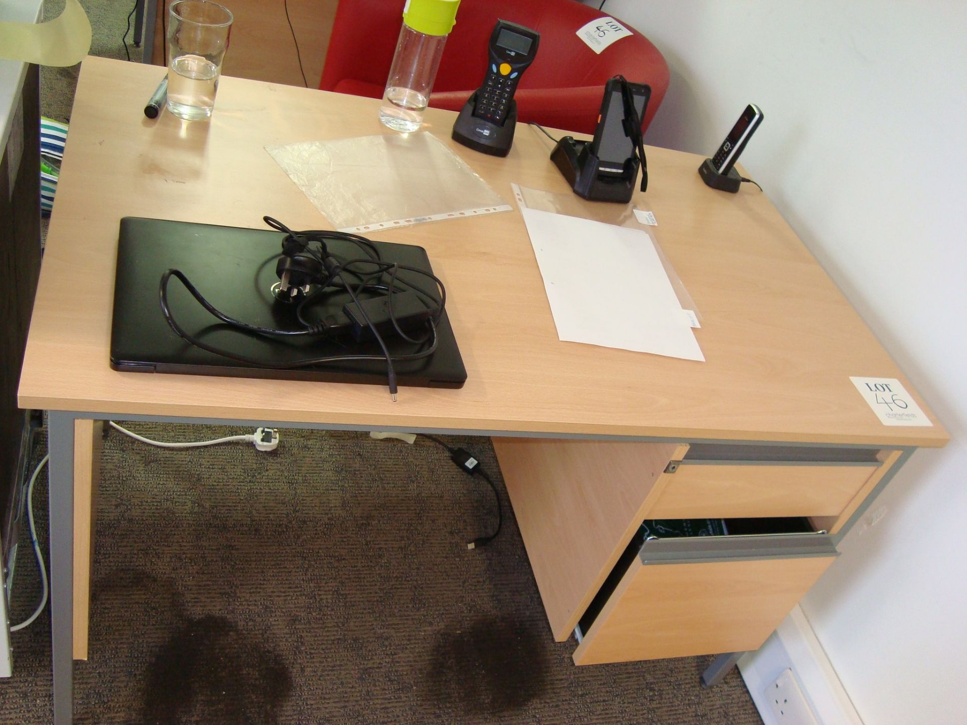 The office furniture including three single pedestal light oak effect desks, three leather effect - Image 6 of 7