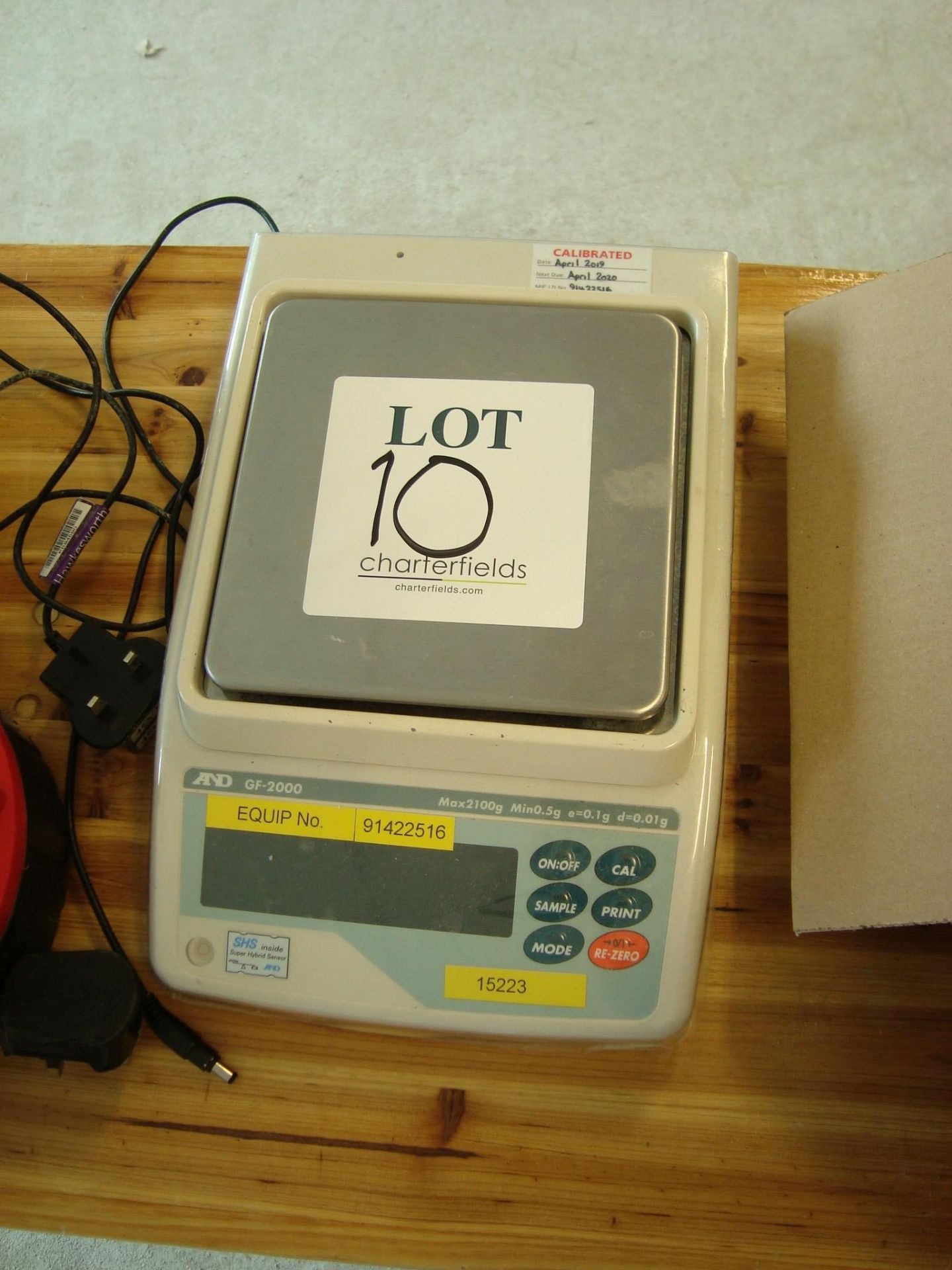 An AND GF-2000EC set of bench sensitive digital weighing scales Serial number T0351194