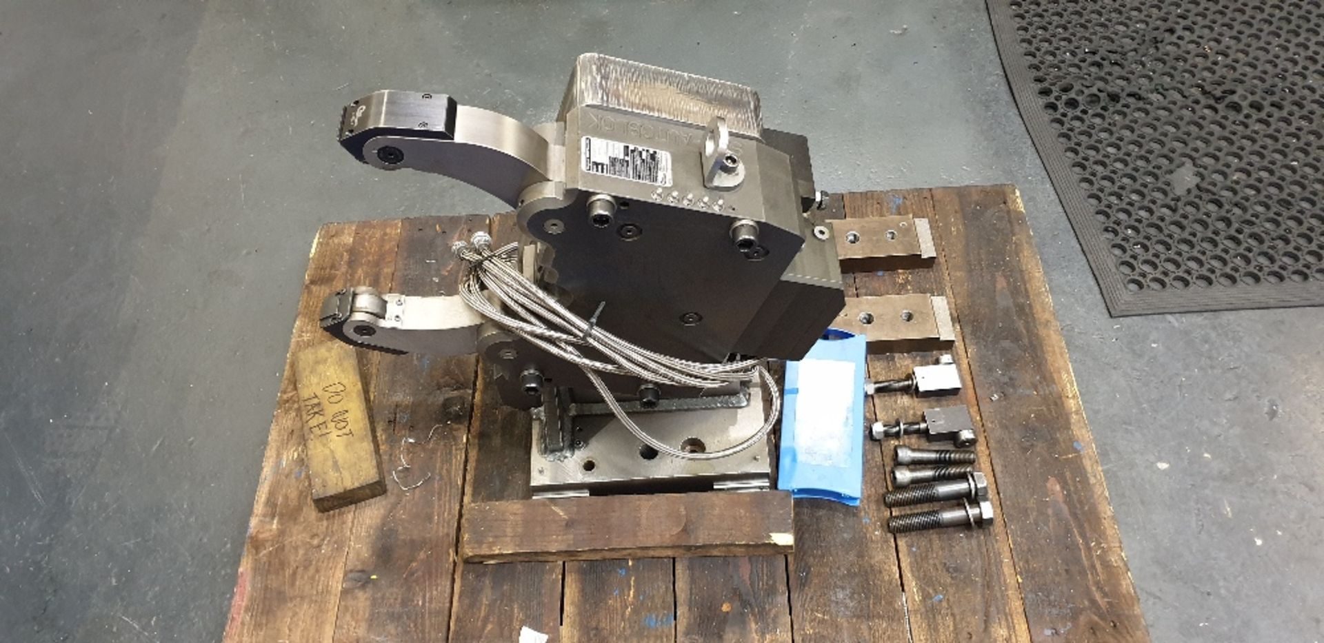 Doosan Puma 3100 XLY CNC lathe. Serial No. ML0121-000222. YOM 2016 with 12 position tool holder, 5 - Image 6 of 6