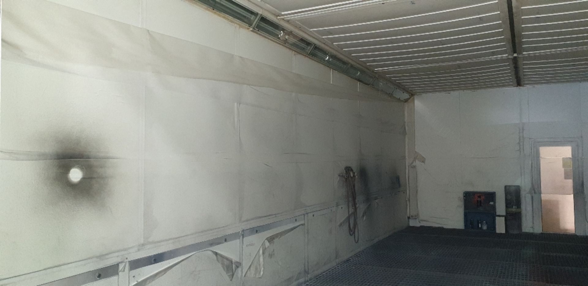 Junair spray bake booth with underfloor and ceiling extraction (internal dimensions 9m x 4.5m x 2. - Image 3 of 8