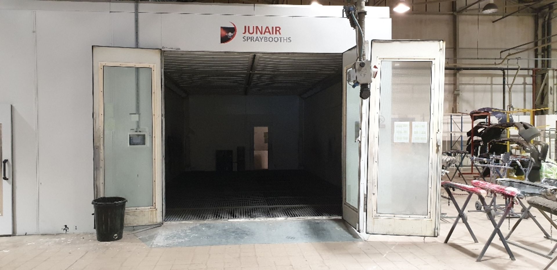 Junair spray bake booth with underfloor and ceiling extraction (internal dimensions 9m x 4.5m x 2. - Image 2 of 8