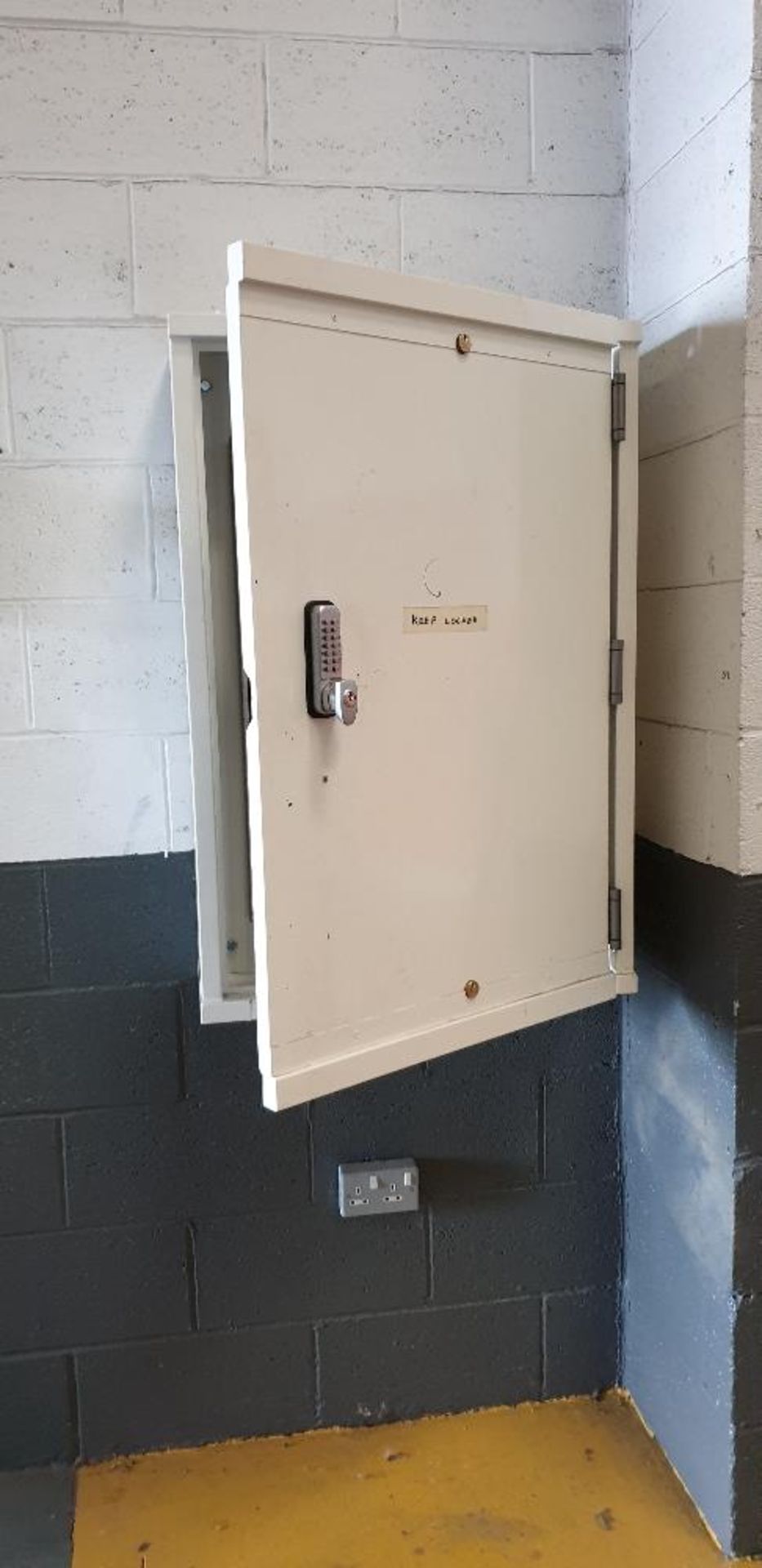 200 key capacity wall mounted key safe - Image 2 of 2
