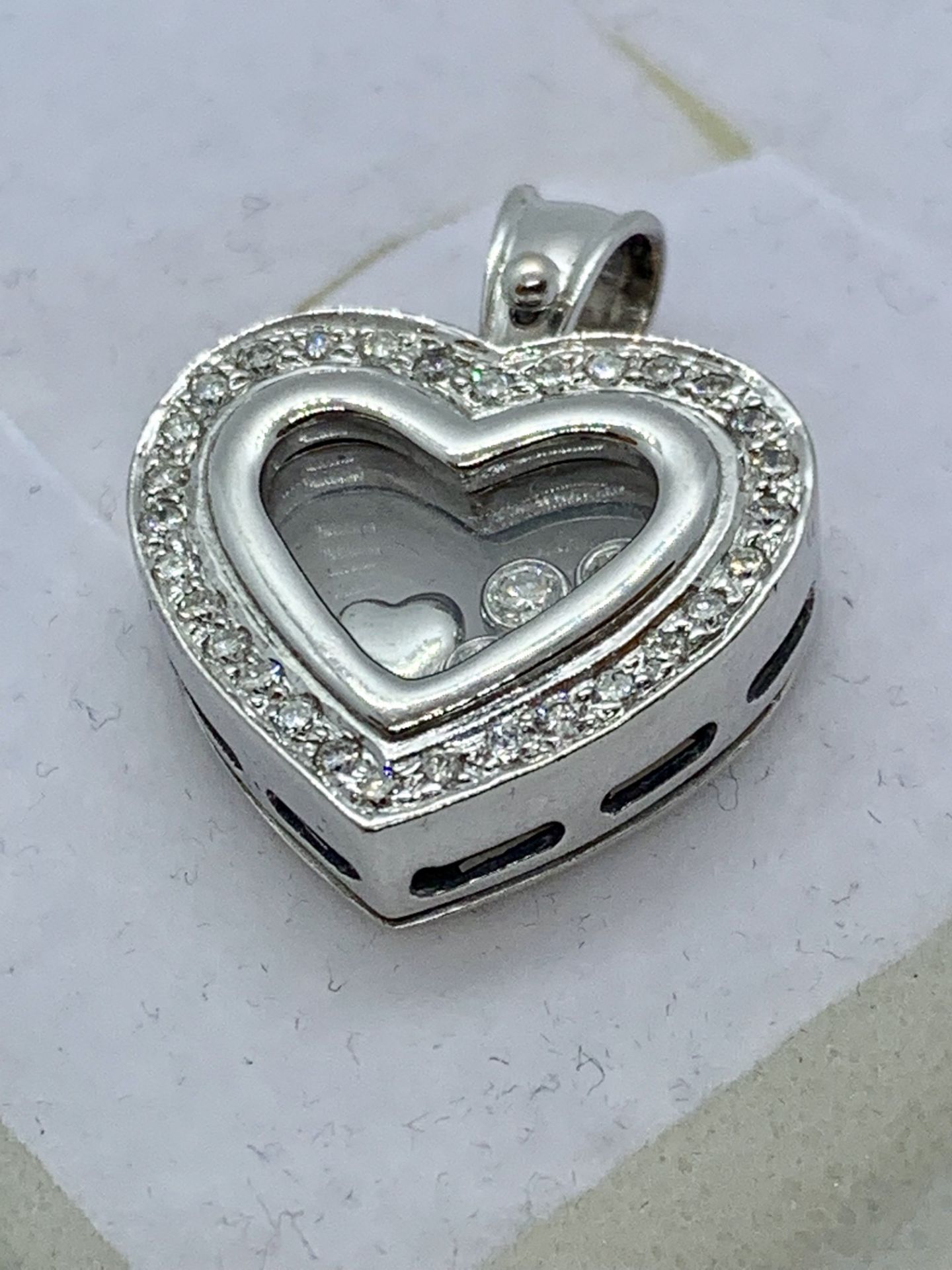 18ct WHITE GOLD FLOATING DIAMONDS HEART PENDANT - 10 grams - Image 3 of 4