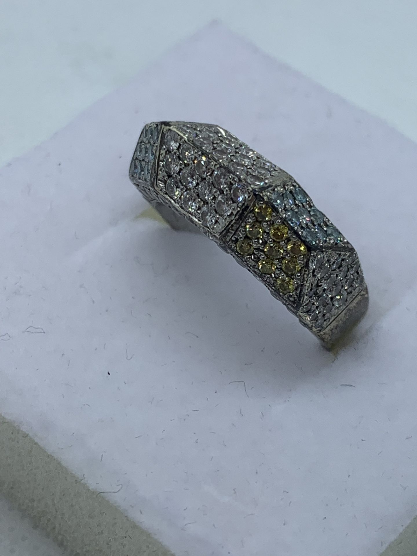 UNUSUAL BLUE, WHITE, YELLOW DIAMOND RING SET IN 9ct GOLD - Image 4 of 6