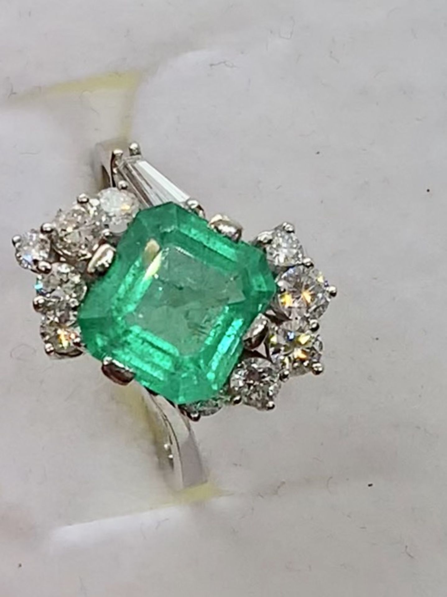 14ct GOLD 2.5ct APPROX EMERALD & 0.80ct DIAMOND RING