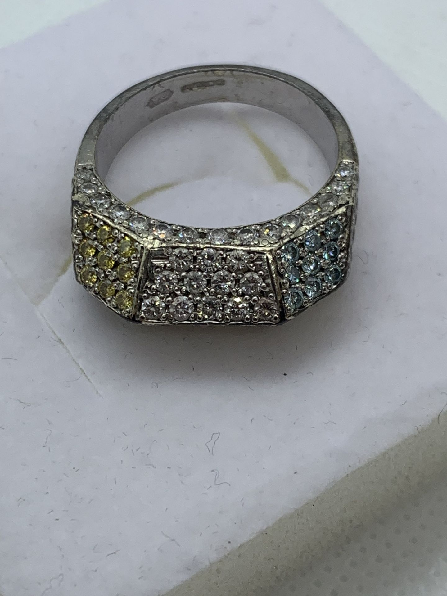 UNUSUAL BLUE, WHITE, YELLOW DIAMOND RING SET IN 9ct GOLD - Image 5 of 6