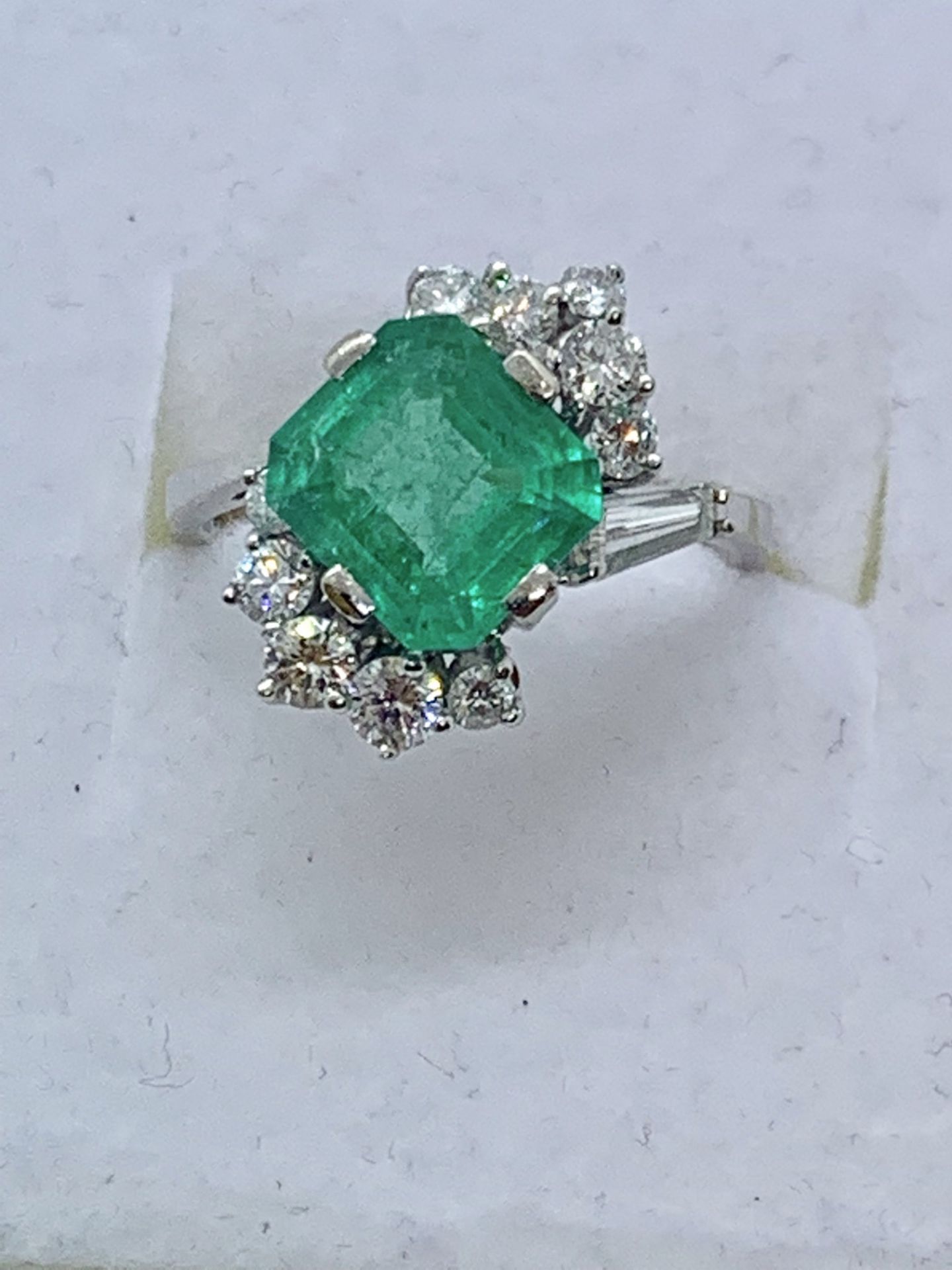 14ct GOLD 2.5ct APPROX EMERALD & 0.80ct DIAMOND RING - Image 2 of 4