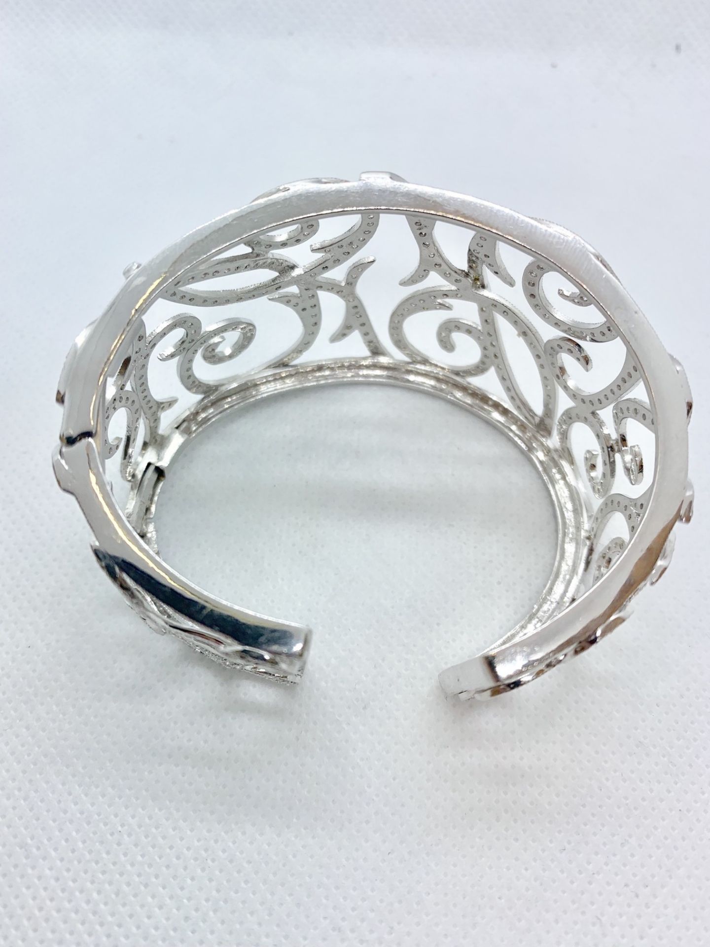 AMAZING 10.00ct APPROX HINGED 18ct WHITE GOLD DIAMOND ENCRUSTED BANGLE - Image 4 of 6