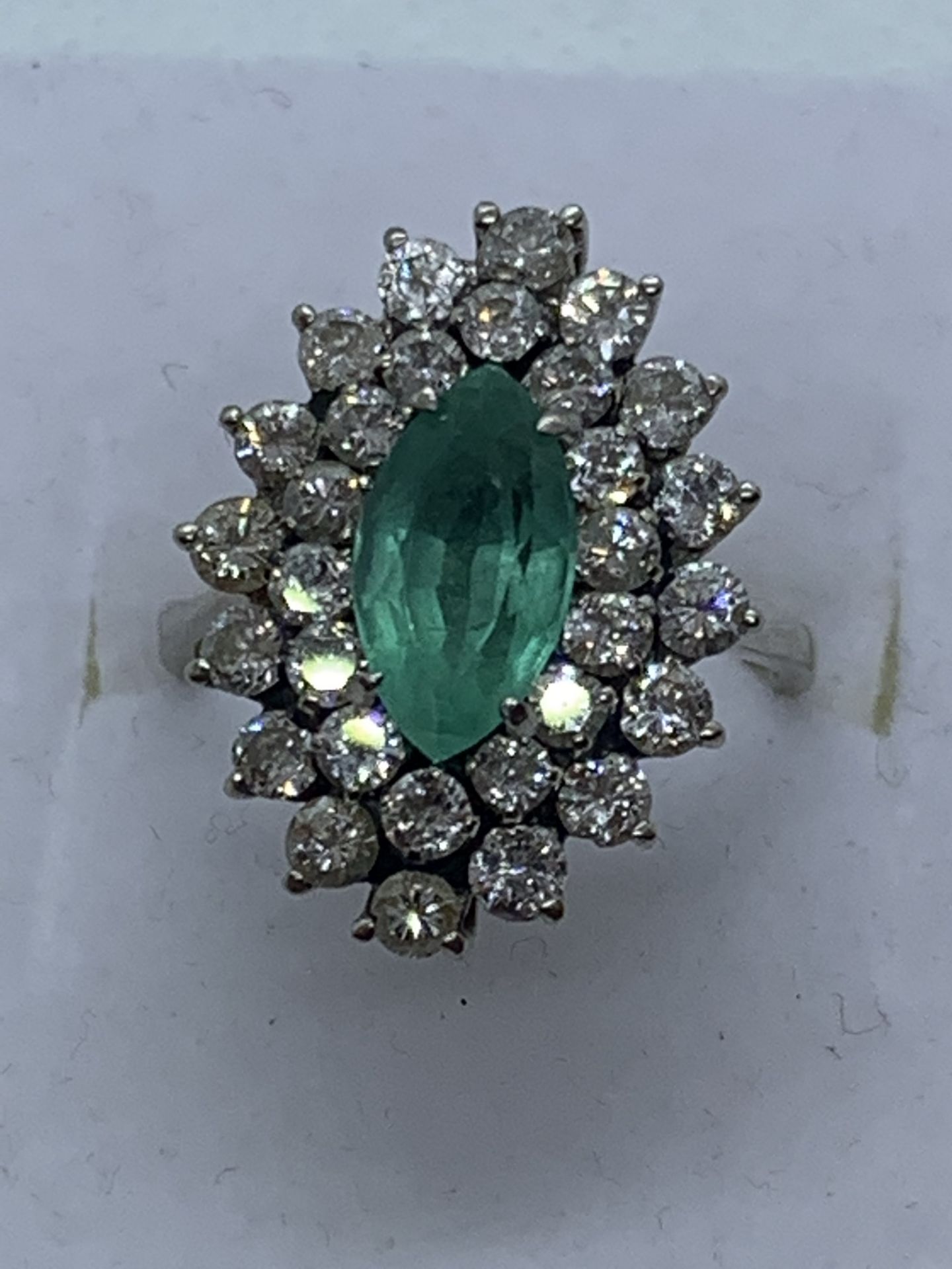 FINE EMERALD & DIAMOND RING SET IN WHITE METAL (TESTED AS WHITE GOLD) - Image 2 of 3