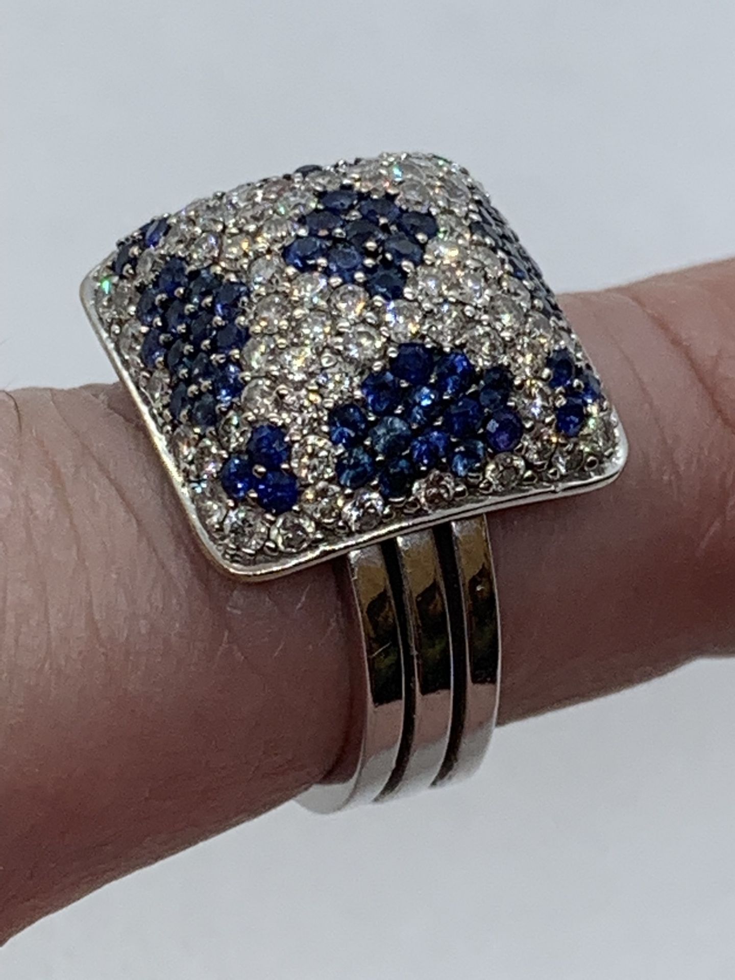 FINE 2.81ct BLUE SAPPHIRE & DIAMOND MODERN RING MARKED 750 - Image 4 of 5