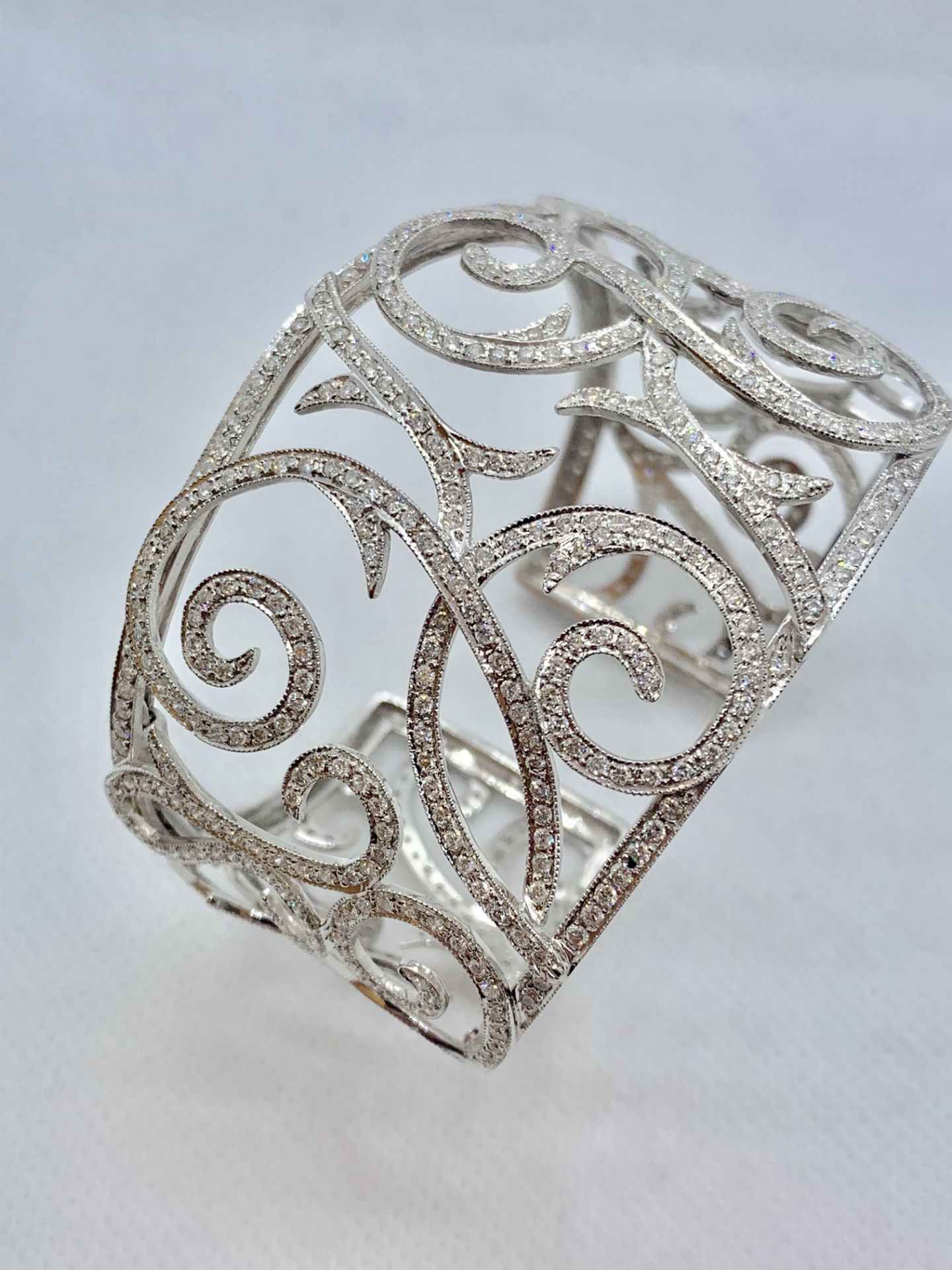 AMAZING 10.00ct APPROX HINGED 18ct WHITE GOLD DIAMOND ENCRUSTED BANGLE - Image 3 of 6