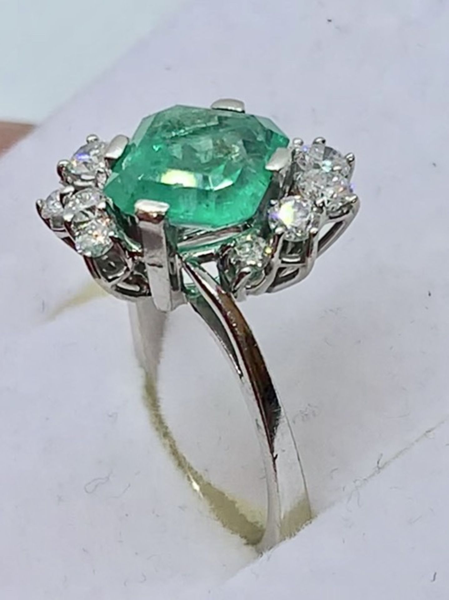 14ct GOLD 2.5ct APPROX EMERALD & 0.80ct DIAMOND RING - Image 3 of 4