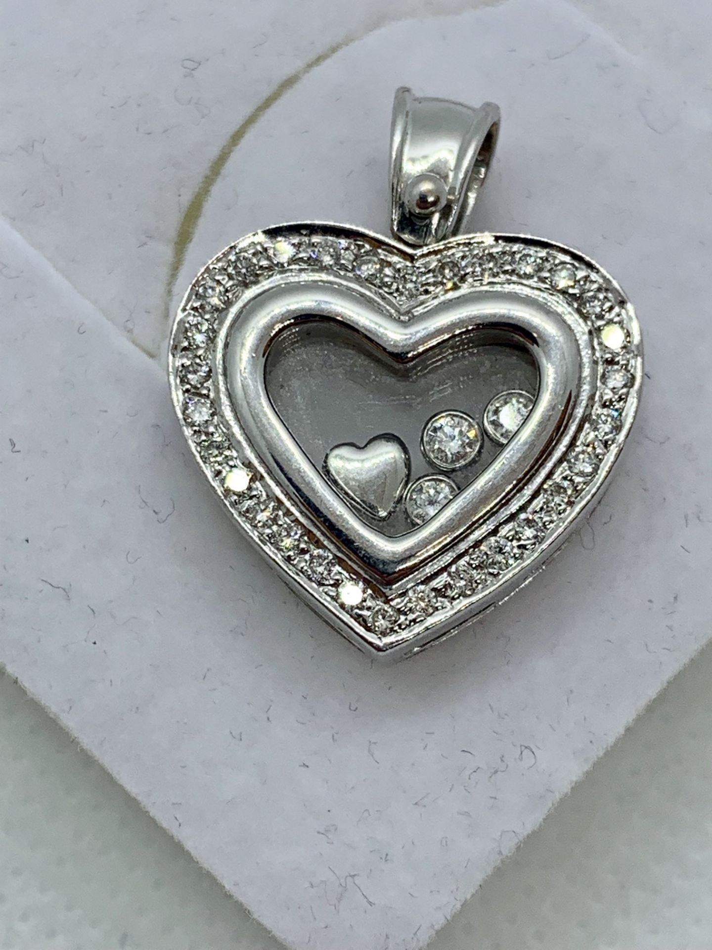 18ct WHITE GOLD FLOATING DIAMONDS HEART PENDANT - 10 grams - Image 2 of 4