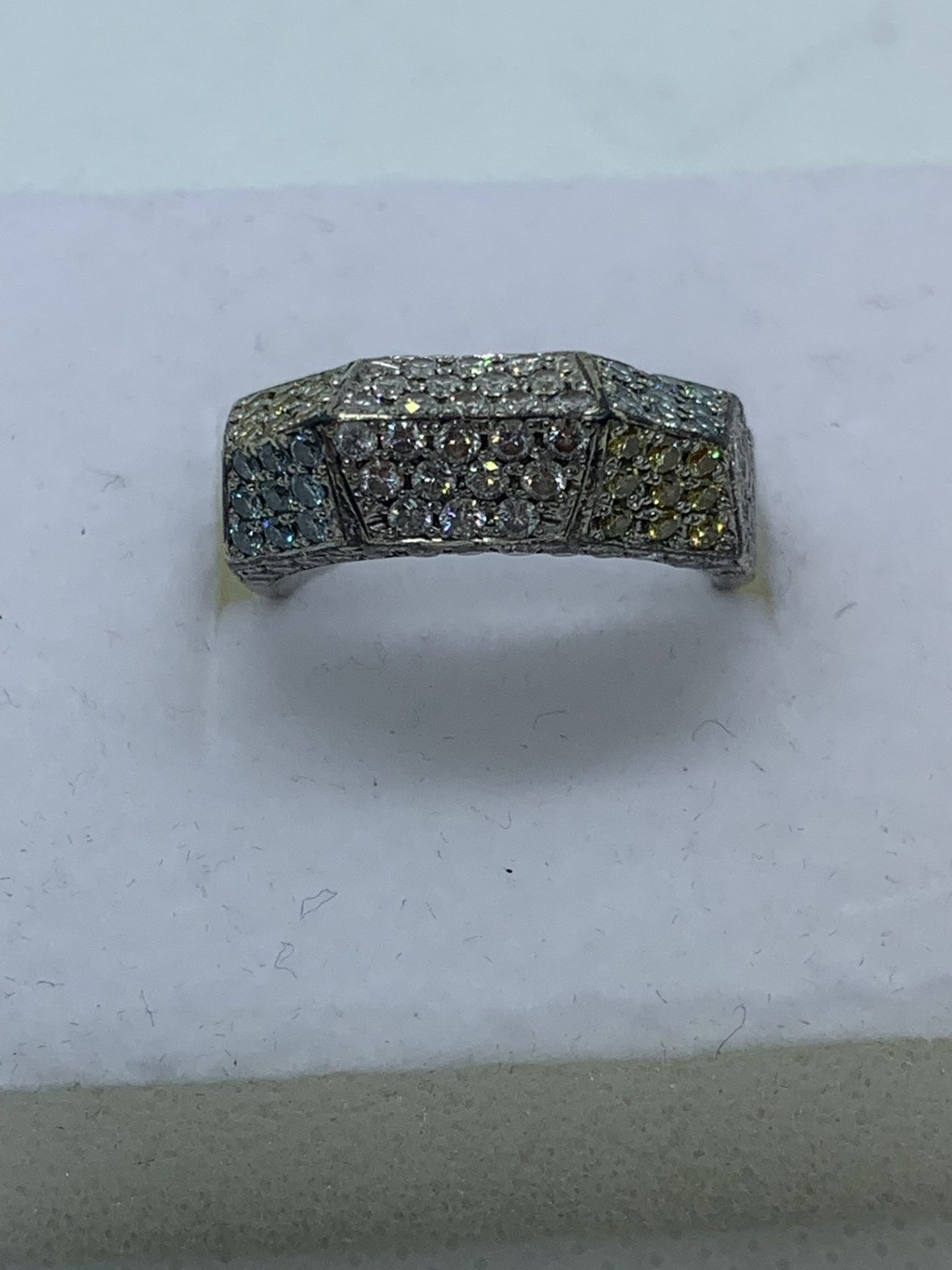 UNUSUAL BLUE, WHITE, YELLOW DIAMOND RING SET IN 9ct GOLD