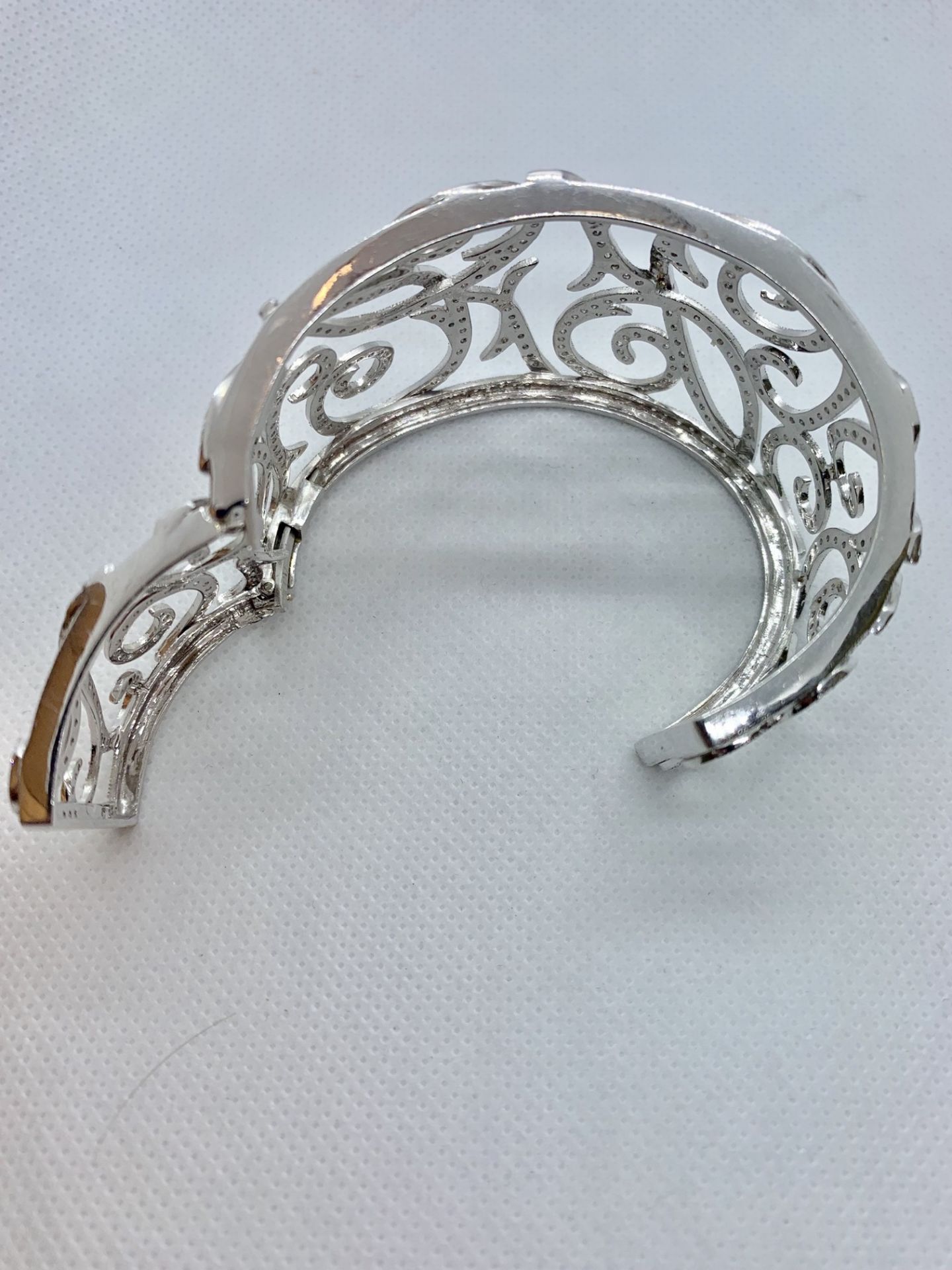 AMAZING 10.00ct APPROX HINGED 18ct WHITE GOLD DIAMOND ENCRUSTED BANGLE - Image 6 of 6